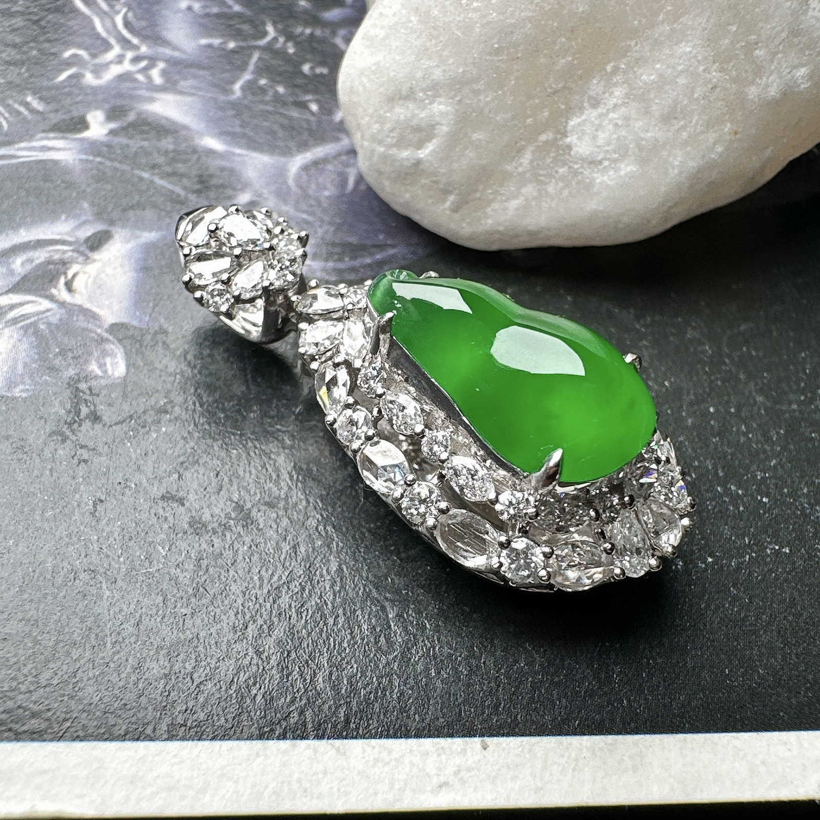 【冰种满绿葫芦吊坠】质地细腻，冰润起光，胶感强烈，冰感明显，18K金钻精美镶嵌，裸石尺寸14*8*3.8毫米