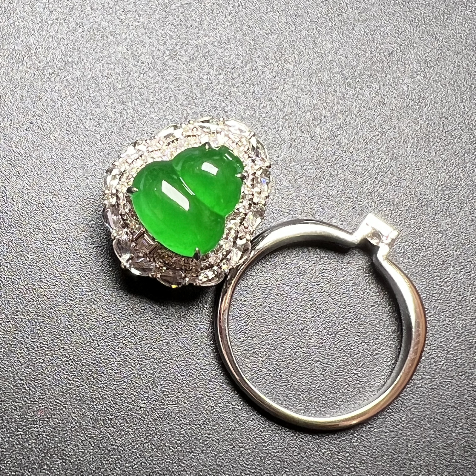 满绿双用款葫芦坠+戒指种老色辣，饱满起光，整体尺寸17.5*15.1*13.1。裸石尺寸10.2*9.5*3.8