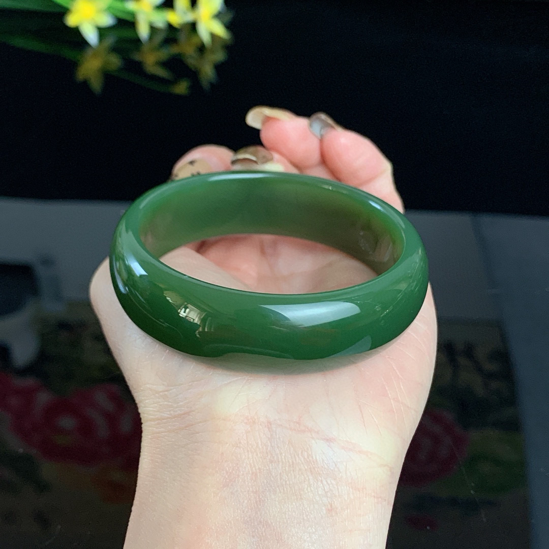 高细料，和田玉56.2圈口菠菜绿宽版碧玉手镯！玉质细腻油润 底色纯净 无裂无棉 脂粉好，品质高