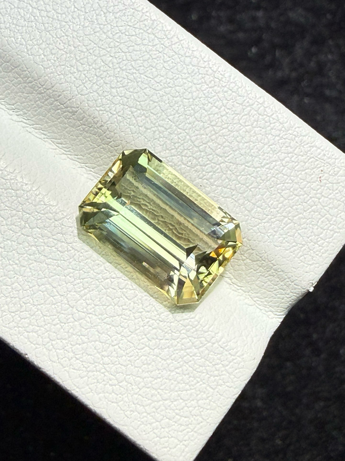 5.9ct天然碧玺裸石，尺寸12.7*8.6*6.4 毫米，晶体通透，颜色美艳