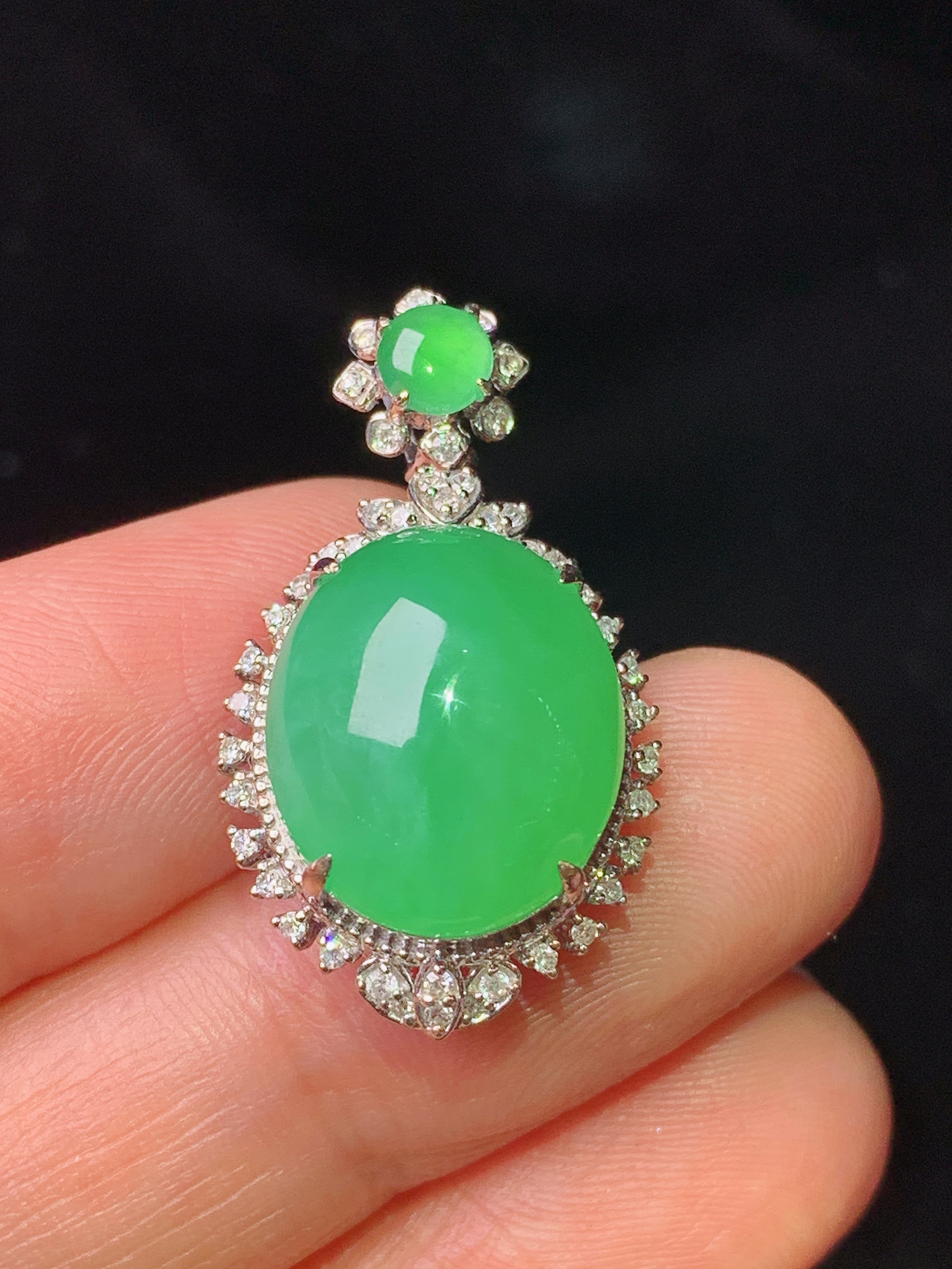 18k金钻镶嵌翠绿蛋面吊坠 玉质细腻 色泽艳丽清新 水润亮眼 整体尺寸28*15.8*11.3