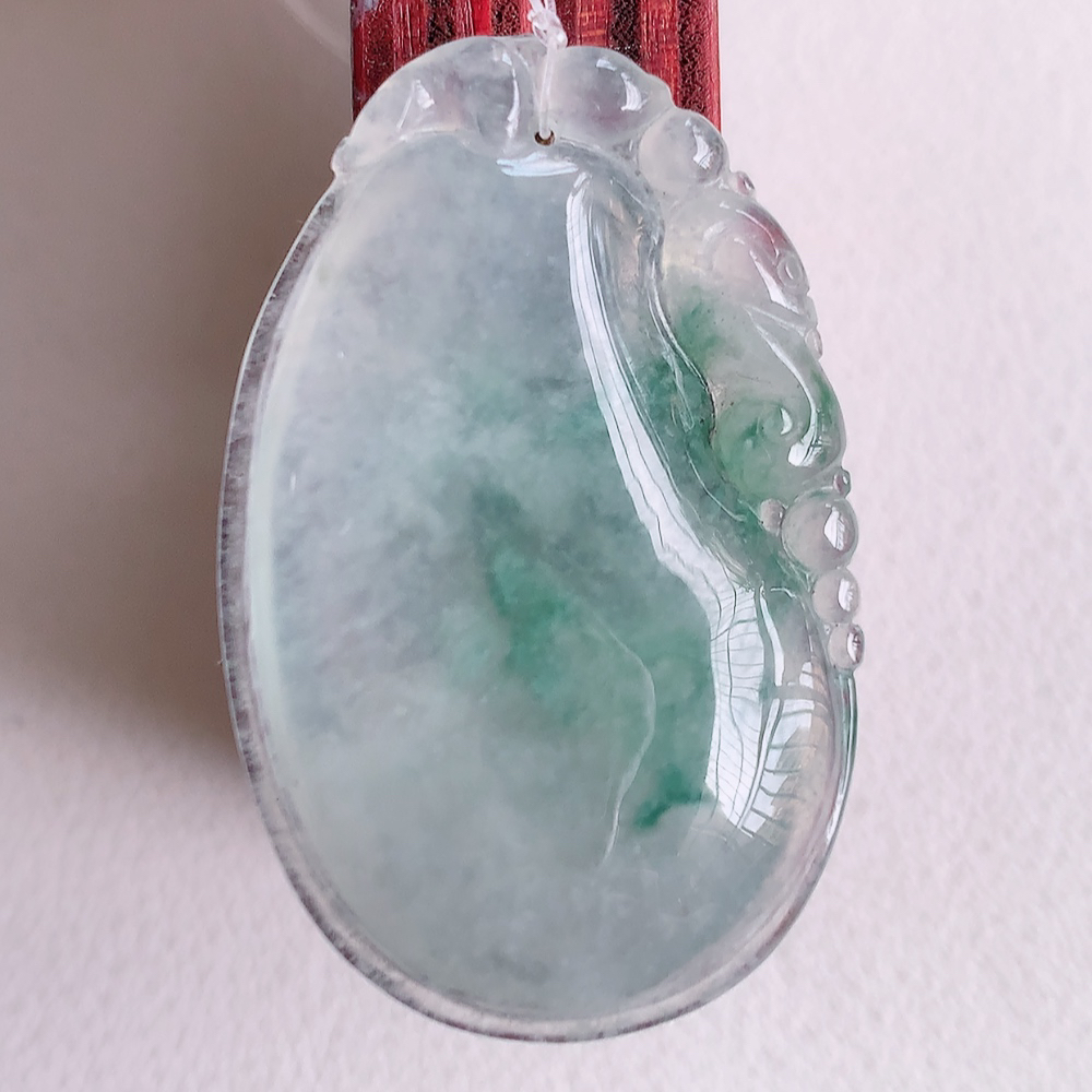 冰飘花福瓜翡翠吊坠，呱呱来财，福气满满的美好寓意，清新自然  沁人心脾，造型独特，清秀高雅  W49.7 尺寸：35.8-22.8-5.2mm