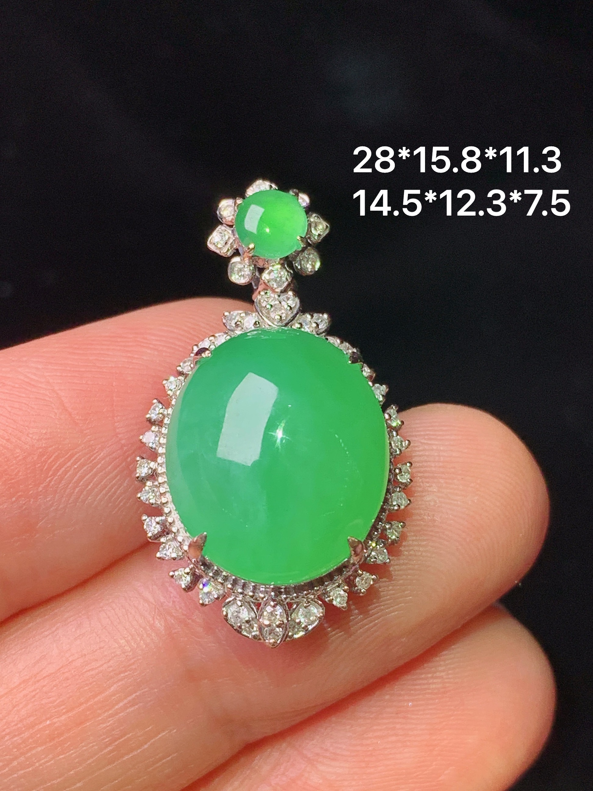 18k金钻镶嵌翠绿蛋面吊坠 玉质细腻 色泽艳丽清新 水润亮眼 整体尺寸28*15.8*11.3