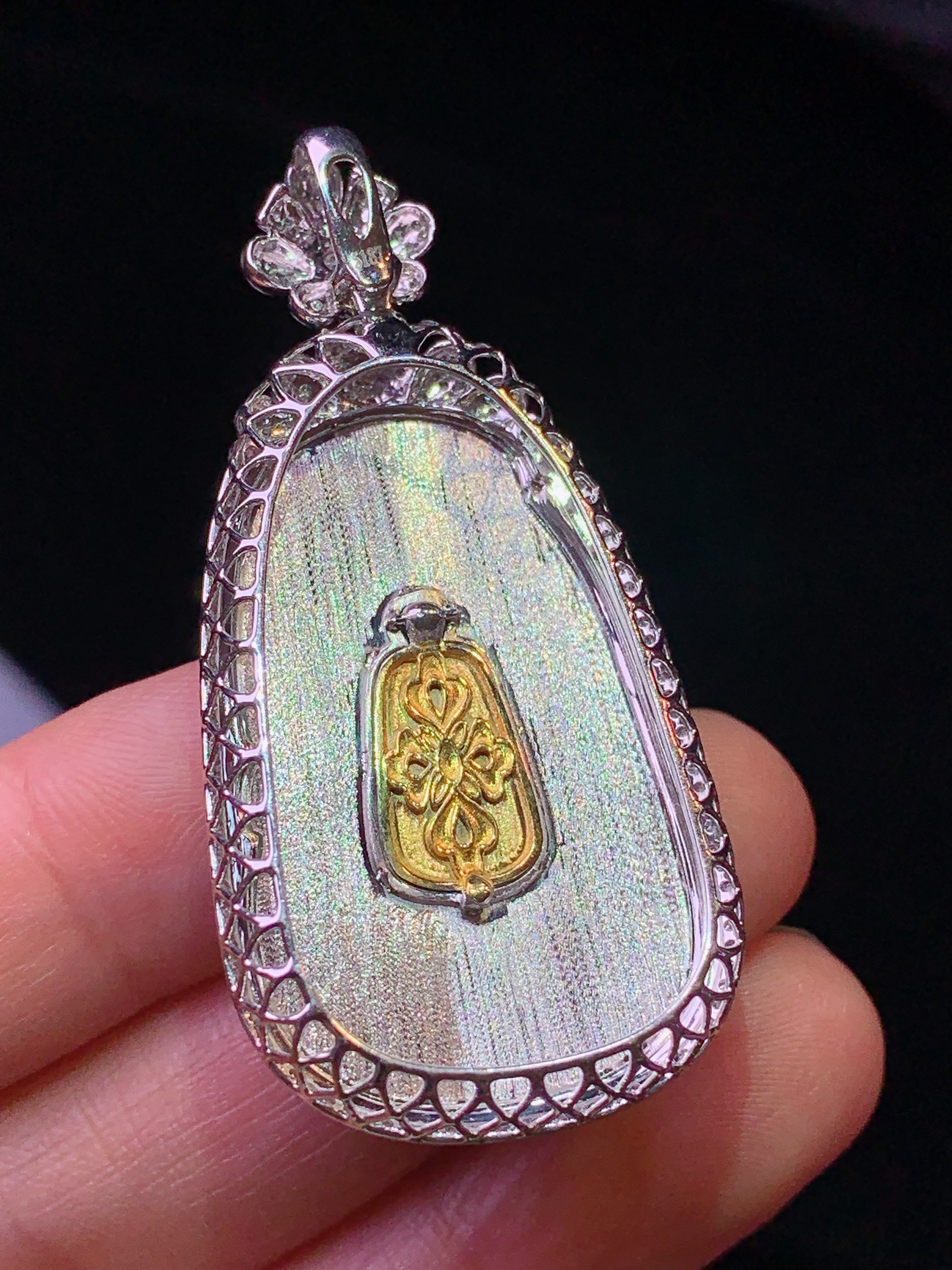 18k金钻镶嵌翠绿如意吊坠 玉质细腻 色泽艳丽清新 水润亮眼 整体尺寸49.2*24*9.2