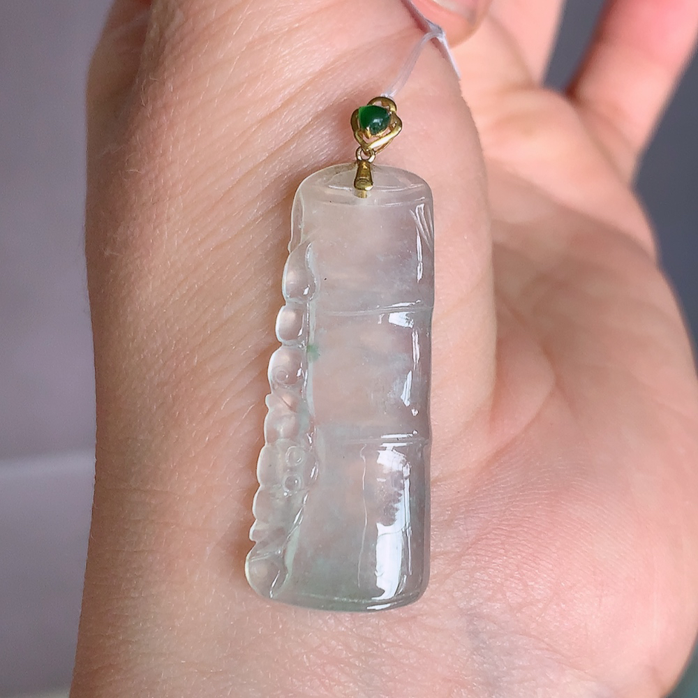 18k金扣高冰竹节翡翠吊坠，寓意“节节高升，官运亨通，前程似锦”竹节比喻美好品德，君子比德于玉，清秀高雅  W49.7  尺寸：37-15.2-3.8mm