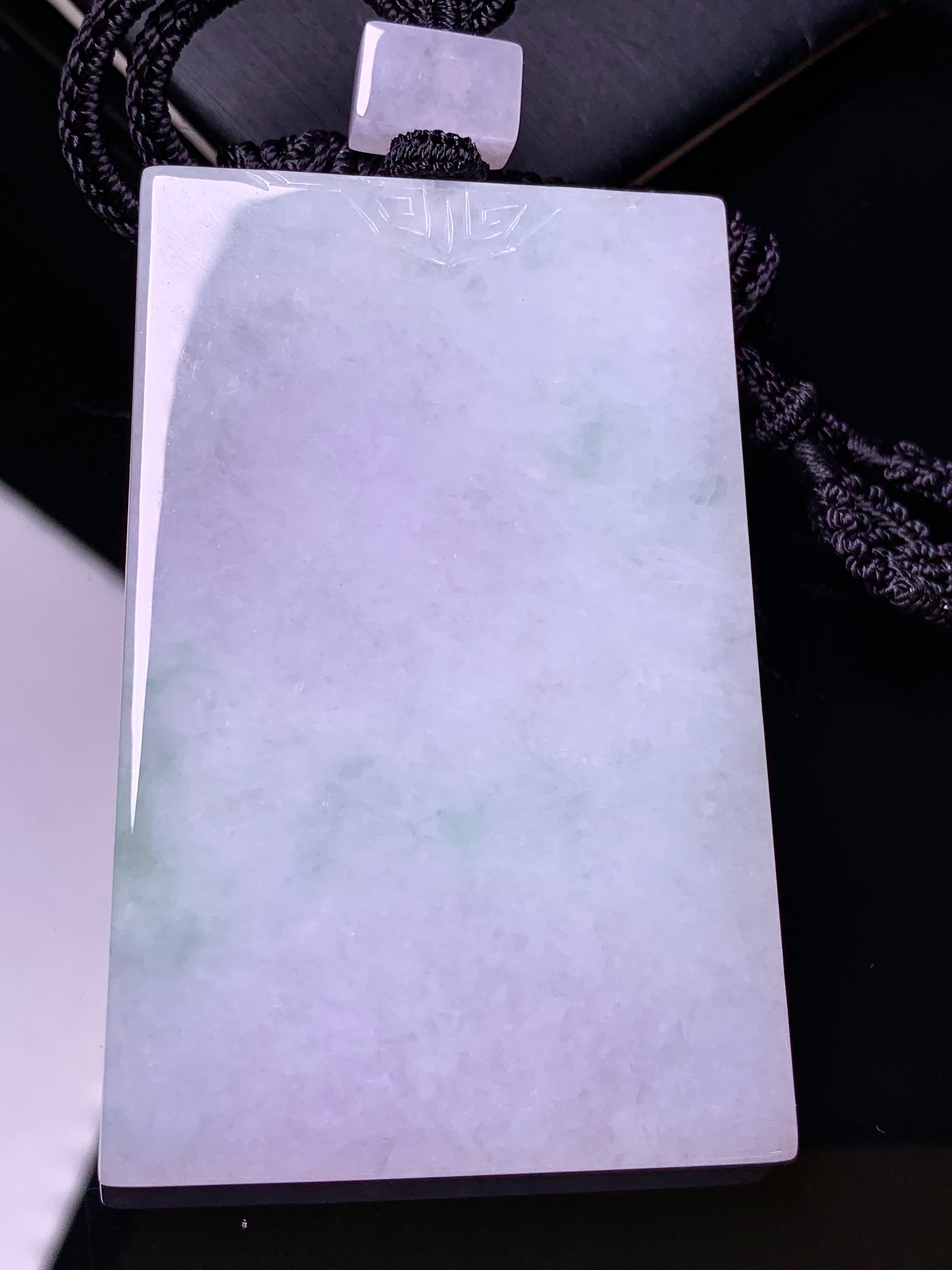 淡紫罗兰飘绿无事牌吊坠 玉质细腻 色泽艳丽清新 水润亮眼 整体尺寸64.5*42*5