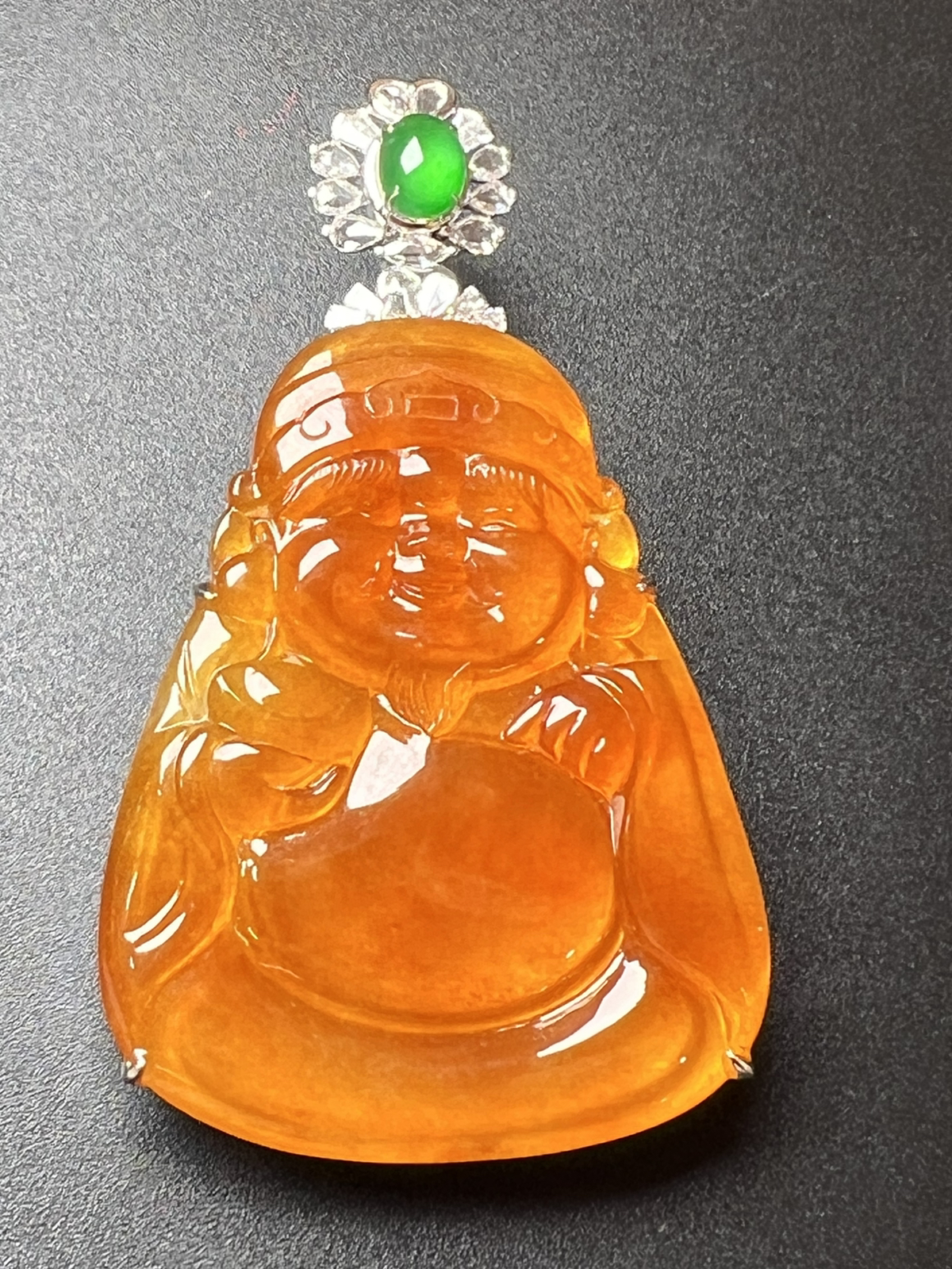 天然黄黄财神白底，质量杠杠滴。整体尺寸59*34.5*11.3。裸石尺寸44.2*34.5*4.2