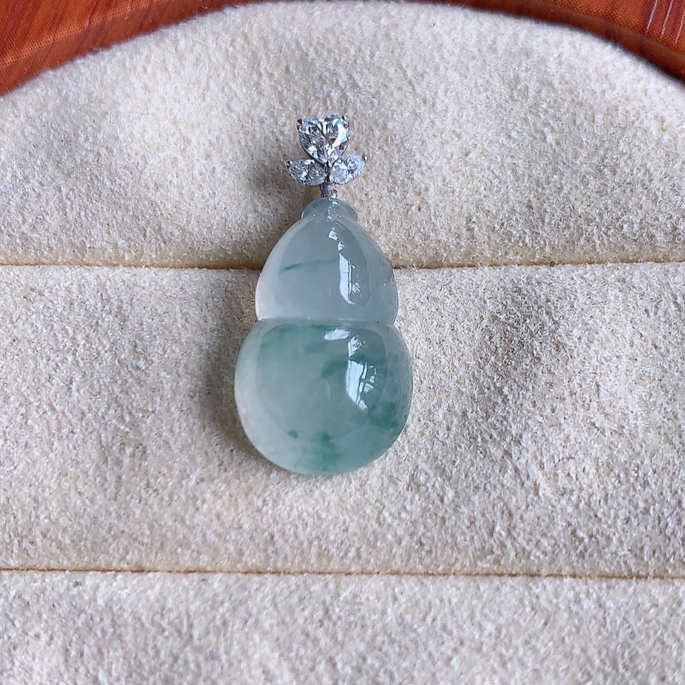 18k金伴钻冰润飘花葫芦翡翠吊坠  寓意“福禄双全，加官进爵，财源滚滚” 莹润通透，抱满大气  清新脱俗    W142.7  整体尺寸：21-10-5.8mm   裸石尺寸：16-10-5.8mm