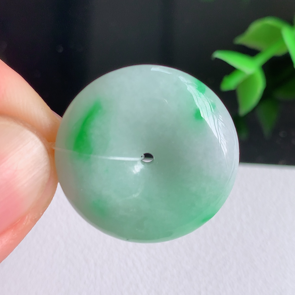 冰润飘绿平安扣吊坠，厚装饱满，冰润剔透，细腻水足，种质润泽，飘花灵动，佩戴优雅大气，W49.7   尺寸：23.8-5.8mm