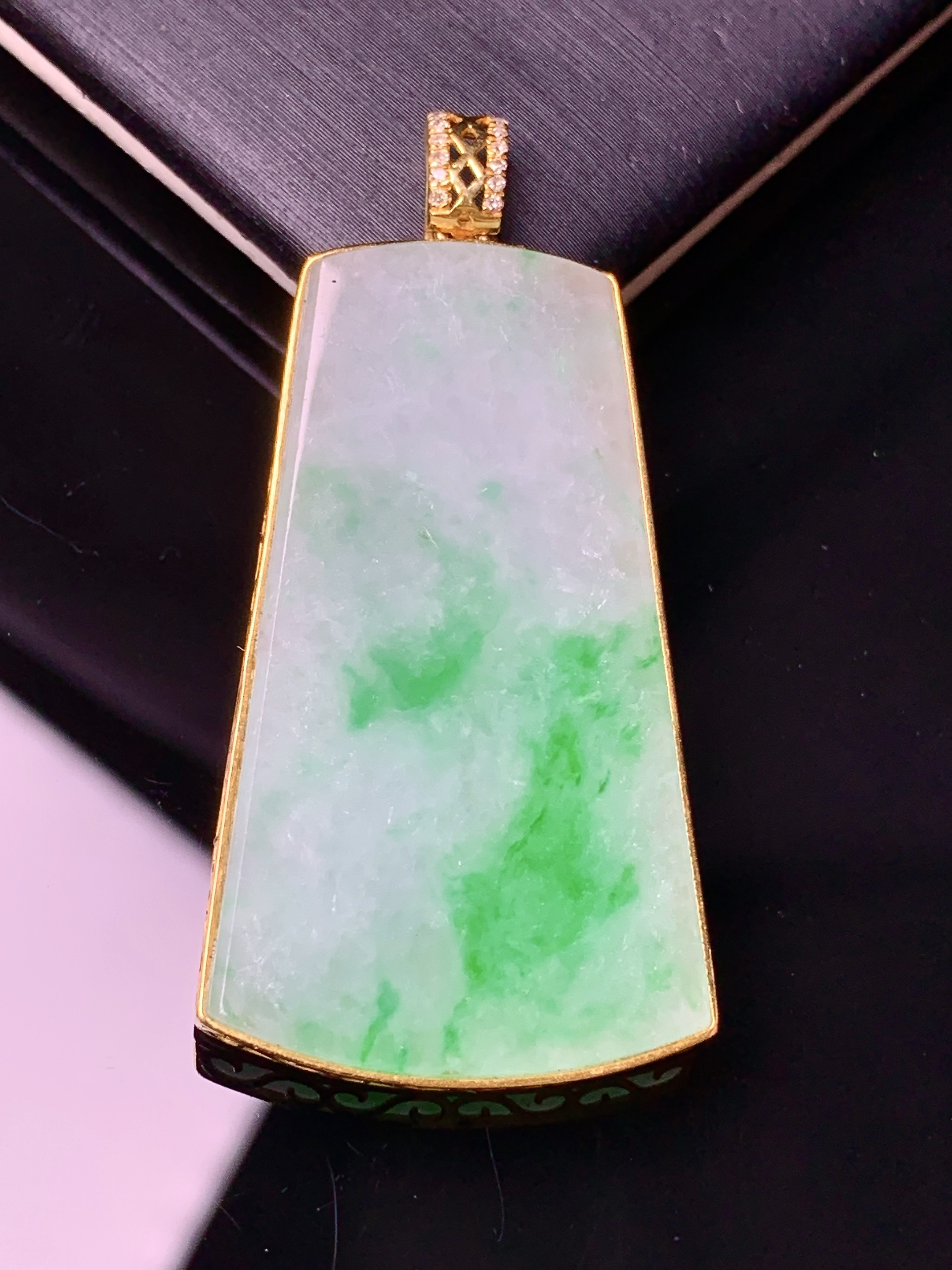 18k金钻镶嵌飘绿无事牌吊坠 玉质细腻 色泽艳丽清新 水润亮眼 整体尺寸44.2*21.8*3.6
