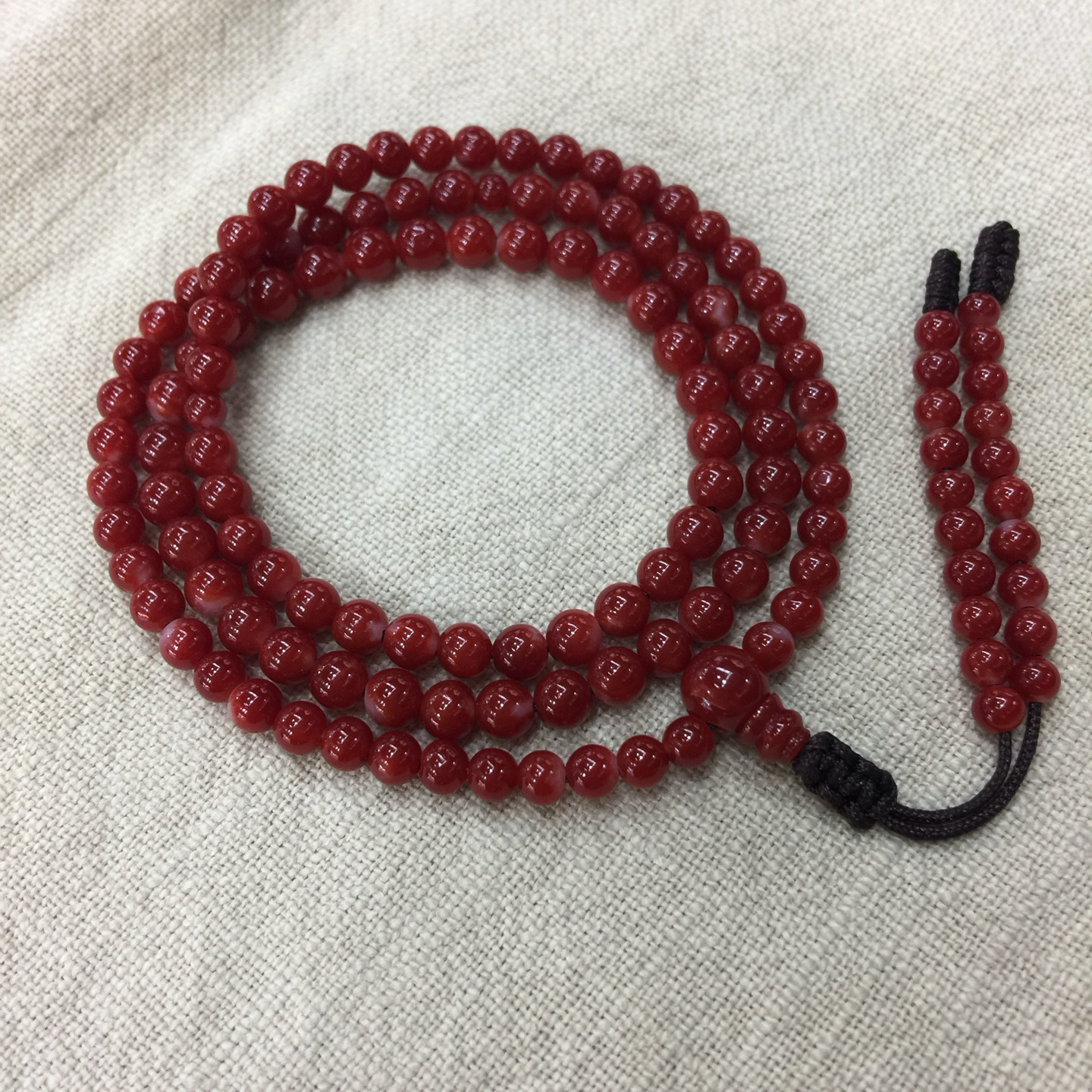【阿卡赤血牛血红珊瑚108小5mm圆珠手链款】难得高瓷度，整条少白芯的阿卡圆珠。整条赤血牛血红颜色，珠子直径5-4mm，每颗珠子均为天然的珊瑚，珊瑚自古就为佛教珍宝，深海千年有机宝石！收藏价值高、可传承！总重13.43克！追求品质者的福音！实物漂亮！