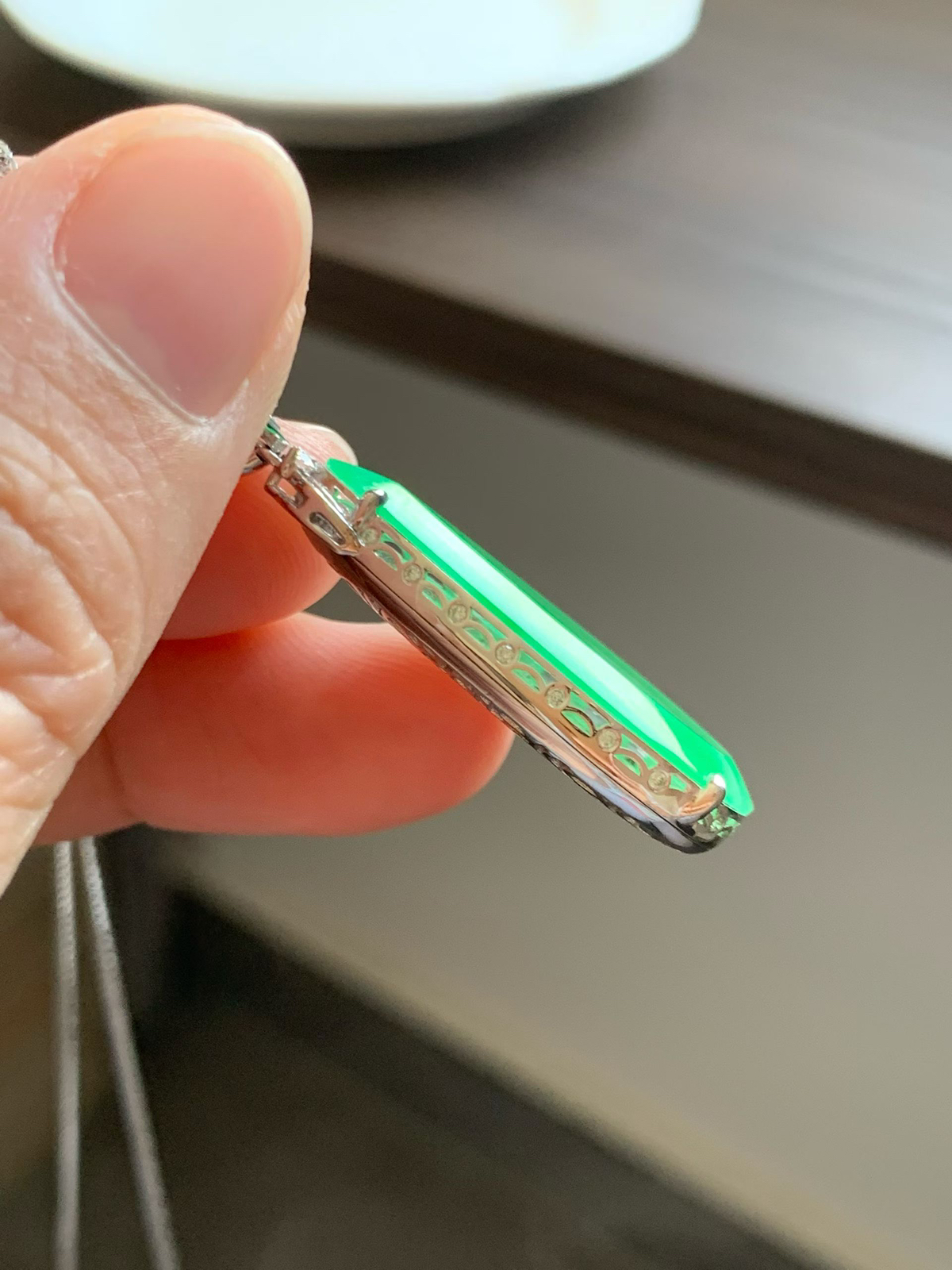 满绿水滴吊坠
裸石30.2*18.5*2.5 整体39.2*18.5*6.2
18k金钻石镶嵌