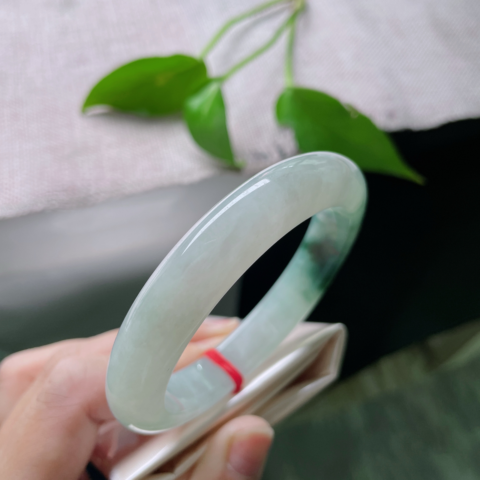 58.2/12/8.9飘花正圈，水润细腻，一抹蓝花，飘逸灵动，山水之间，一点棉线