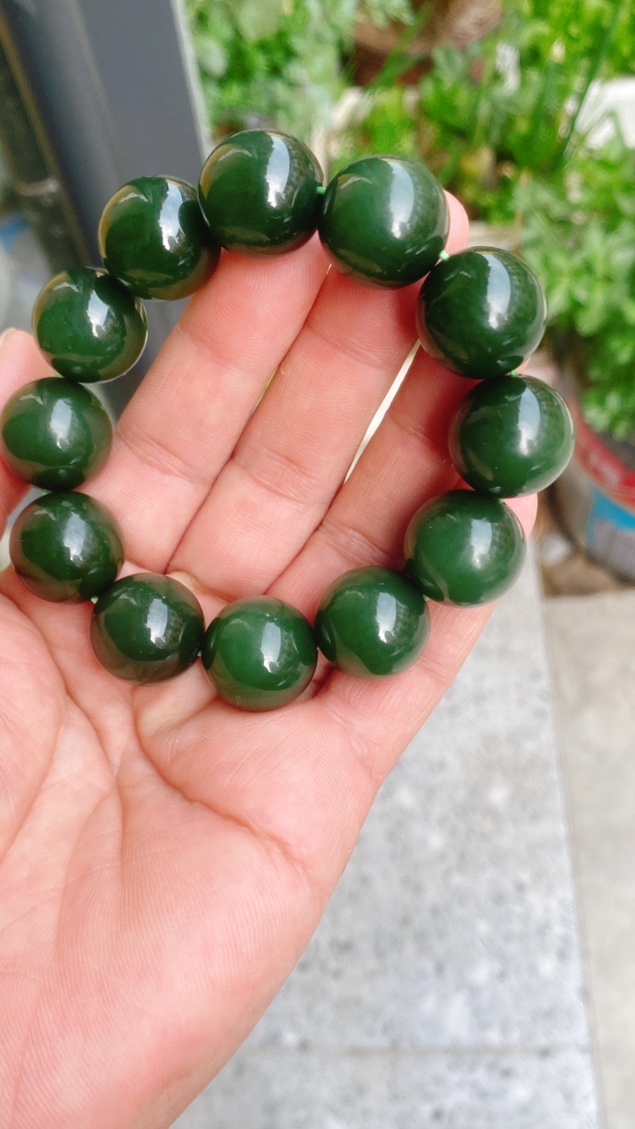 收藏品和田玉冰底菠菜绿俄罗斯碧手串。单颗尺寸18重110.2克 无界无杂玉质细腻油润底色纯净脂粉好品