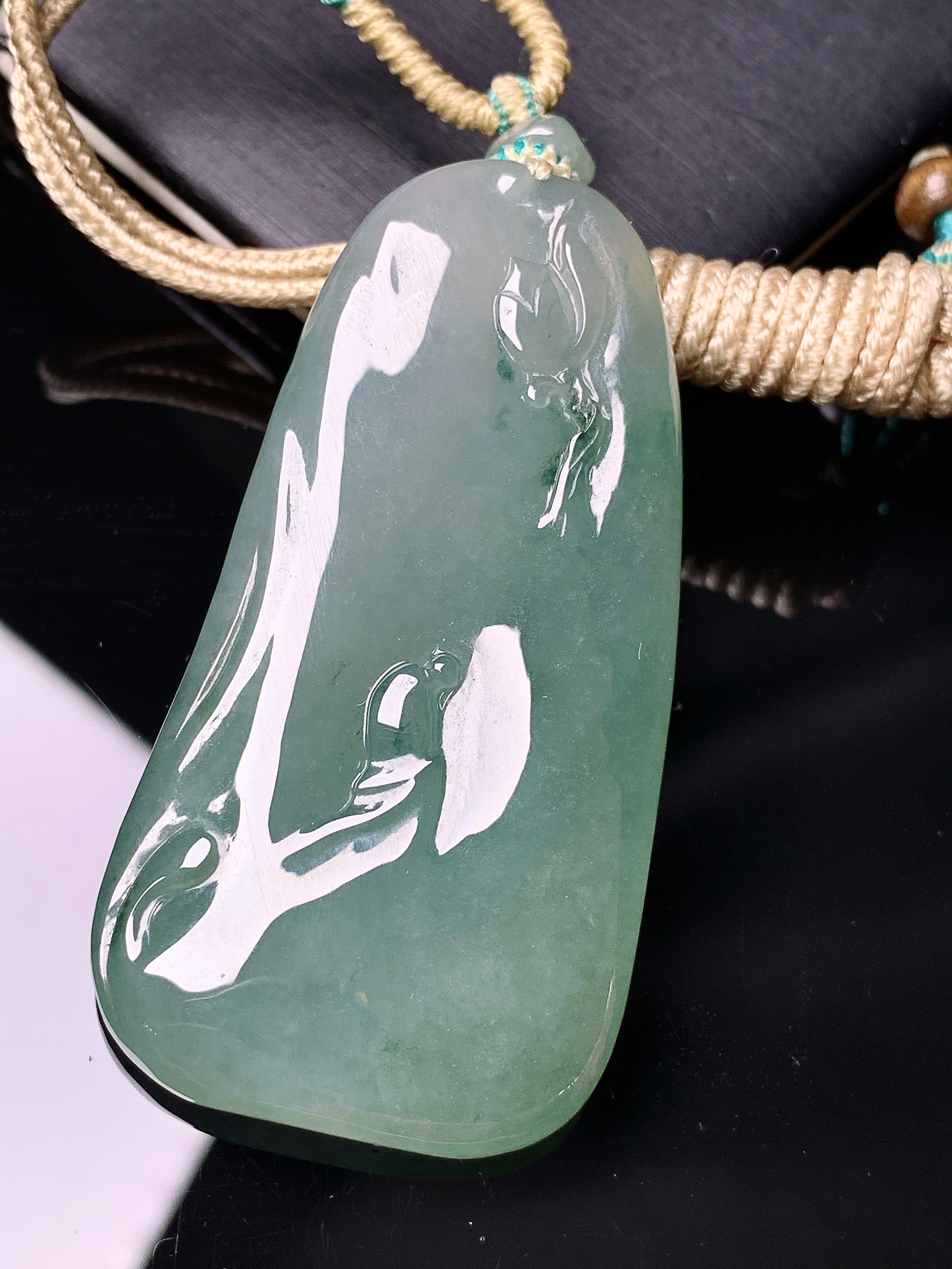 飘绿悟道吊坠 玉质细腻 色泽艳丽清新 水润亮眼 整体尺寸56.6*29.2*5.6