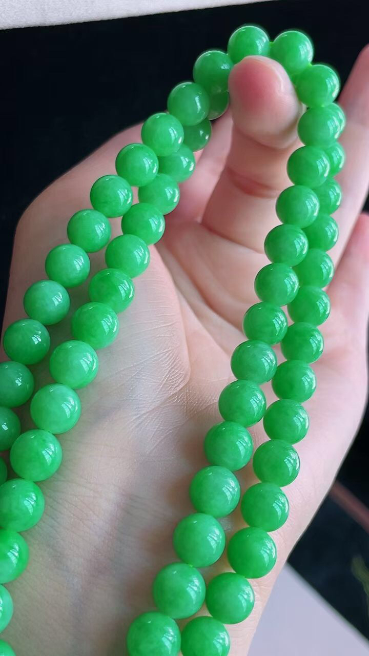 【翡翠名称】老坑种冰阳绿圆珠翡翠项链
【翡翠尺寸】珠子平均直径7.6mm共72颗
【翡翠描述】宝贝种老水足，玉质细腻，色泽靓丽，性价比高，佩戴效果好！
【其它赠送】权威证书/精美挂绳盒子/支持全国复检