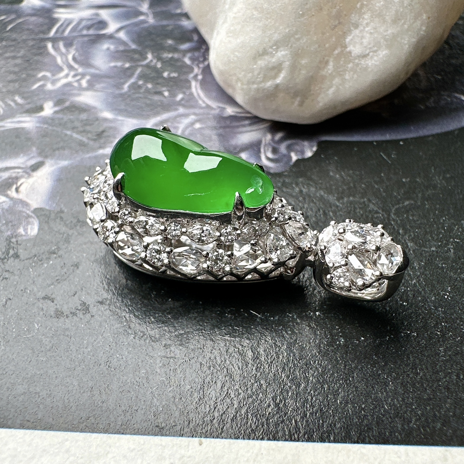 【冰种满绿葫芦吊坠】质地细腻，冰润起光，胶感强烈，冰感明显，18K金钻精美镶嵌，裸石尺寸14*8*3.8毫米