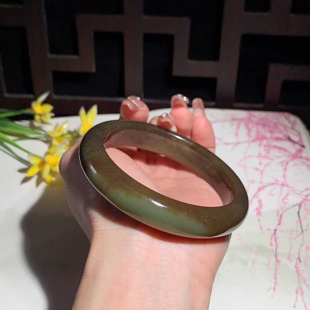 和田玉63圈口且末糖手镯！玉质细腻油润 底色纯净 无裂无黑 脂粉好，品质高。