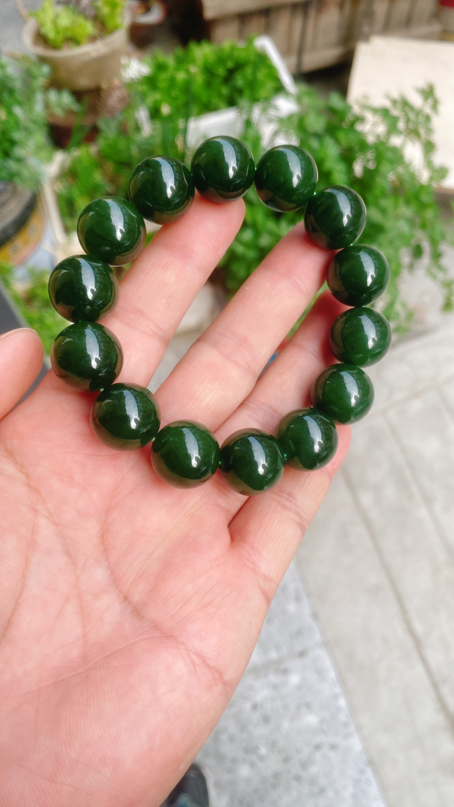 和田玉菠菜绿俄罗斯碧手串。单颗尺寸16重90.5克 玉质细腻油润底色纯净脂粉好品质好