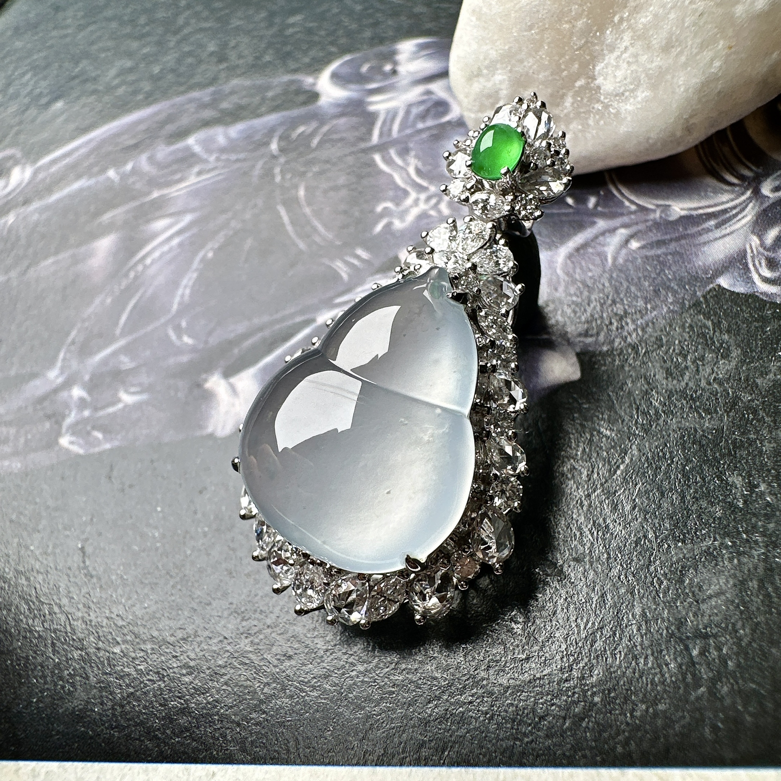 【冰种葫芦吊坠】质地细腻清爽，荧光感强烈，起刚光强烈，18K金钻镶嵌，裸石尺寸17.6*14.4*6.1毫米