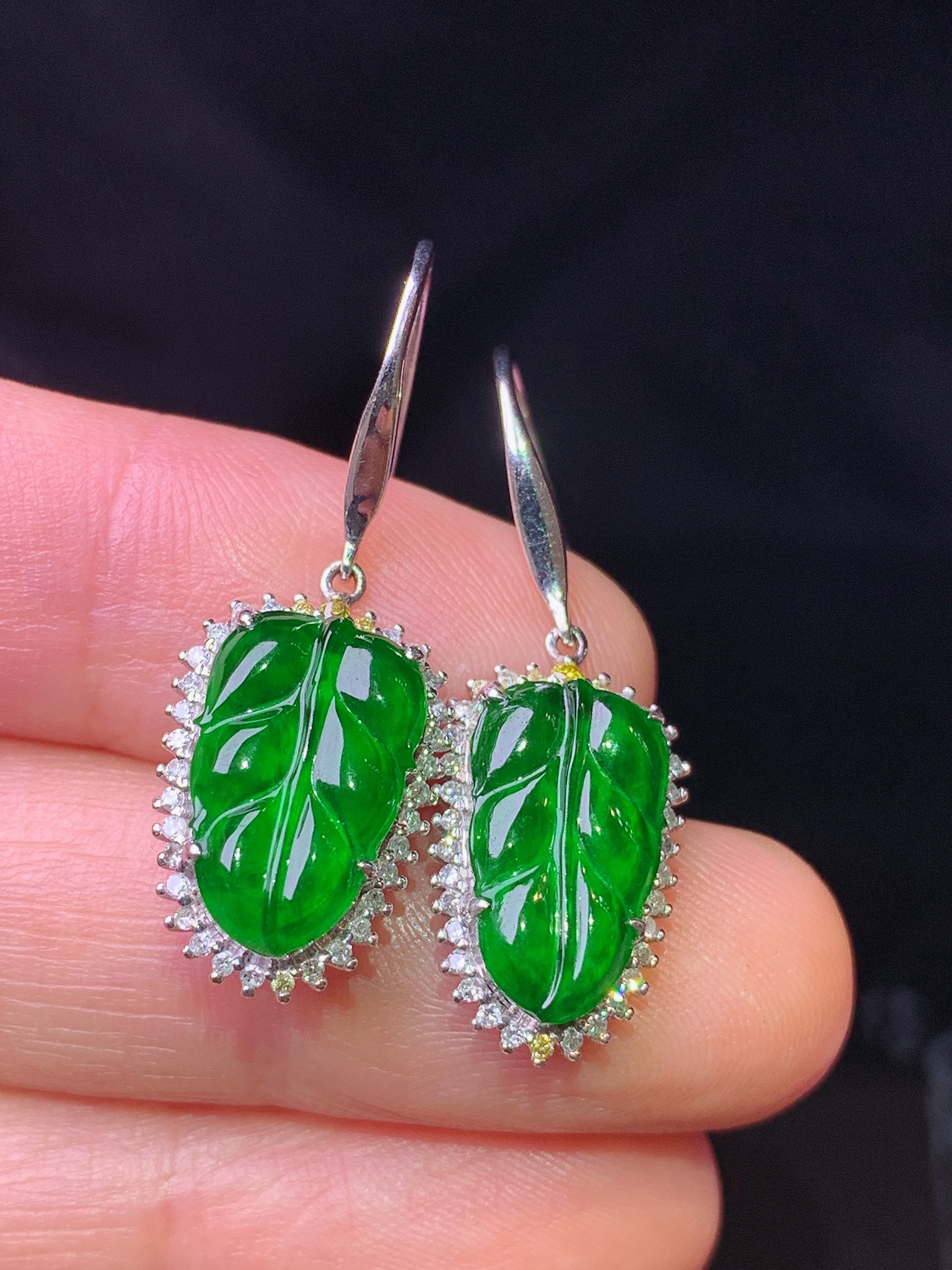 18k金钻镶嵌满绿树叶吊坠 玉质细腻 色泽艳丽清新 水润亮眼 整体尺寸30.5*10.6*5.5