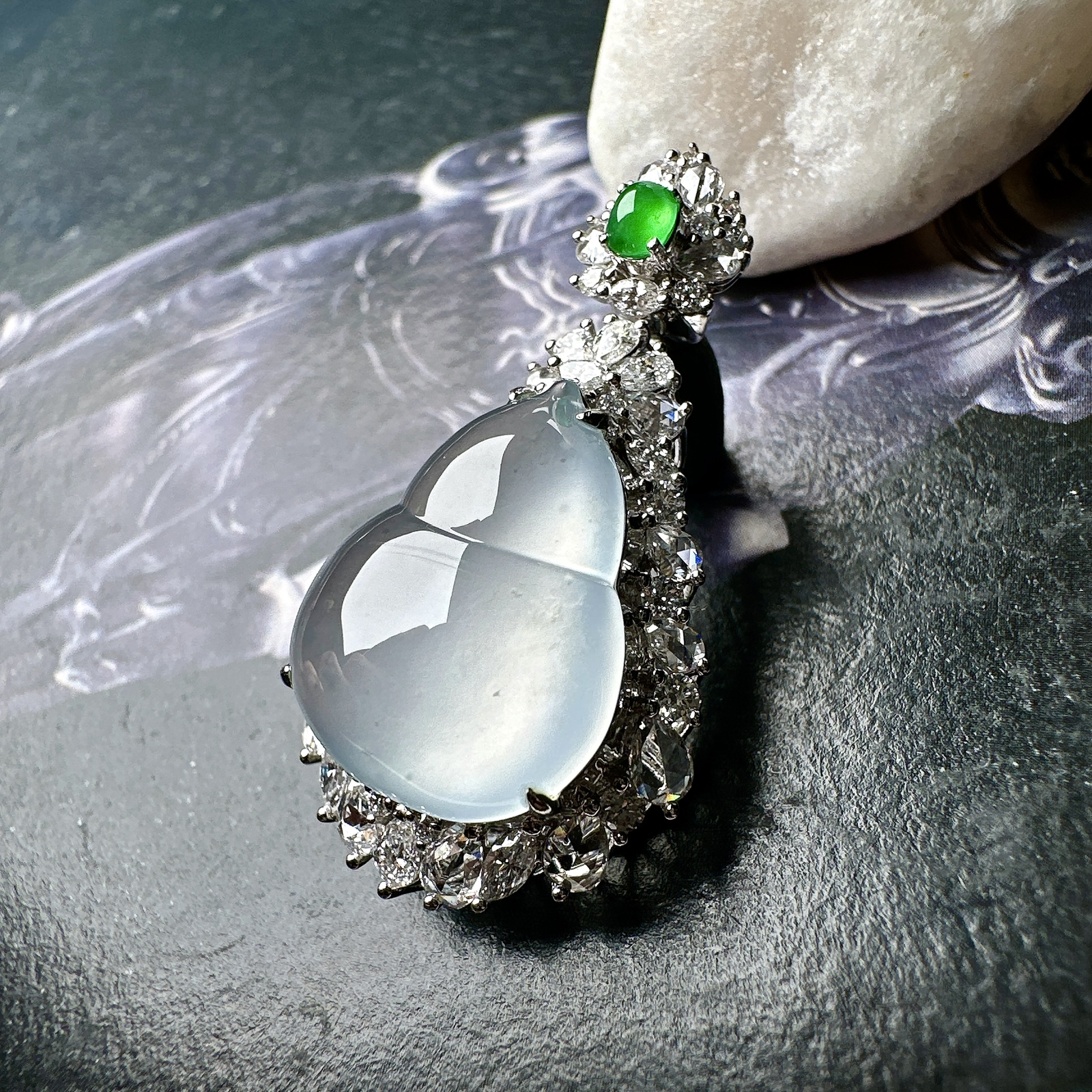 【冰种葫芦吊坠】质地细腻清爽，荧光感强烈，起刚光强烈，18K金钻镶嵌，裸石尺寸17.6*14.4*6.1毫米