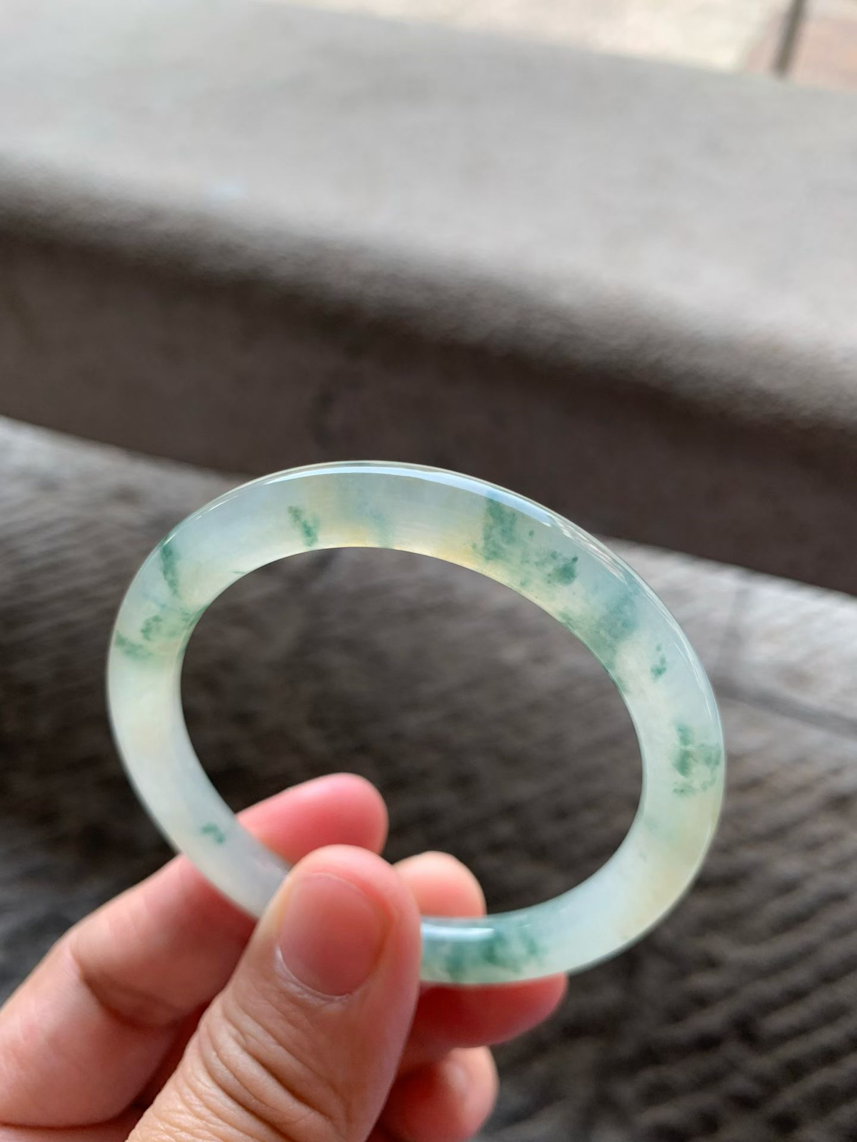 冰黄翡飘花圆条手镯
尺寸50*7*7.8 整体通体冰透，底子纯净细腻，水足充盈，胶润无比，花色灵气，清新雅致！