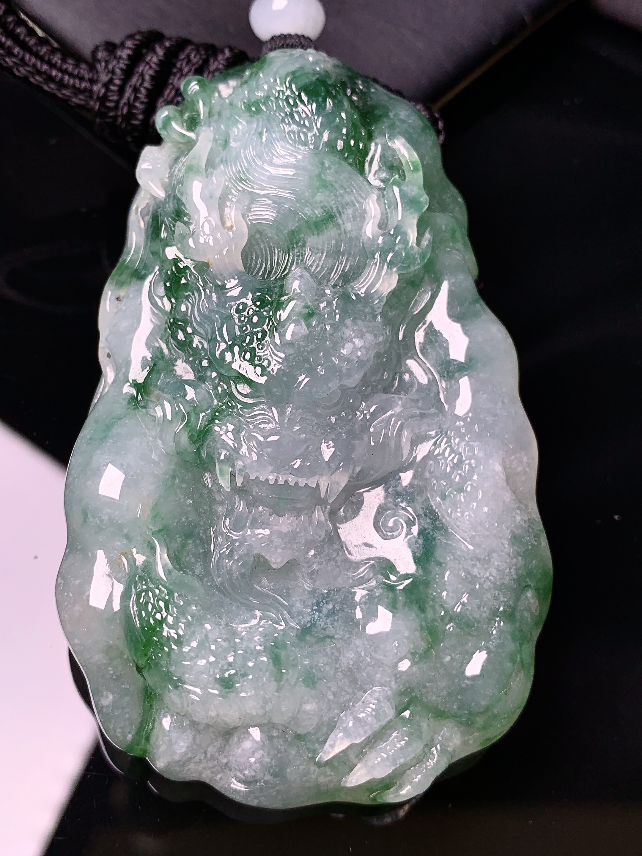 飘绿龙牌吊坠 玉质细腻 色泽艳丽清新 水润亮眼 整体尺寸73.8*45.5*14.5