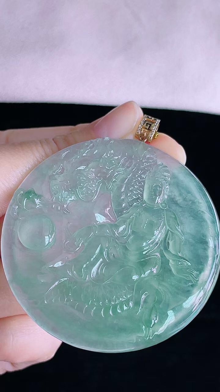 【翡翠名称】18K金扣头高冰晴御龙观音挂件
【翡翠尺寸】裸石55.3/5.5mm
【翡翠描述】宝贝种老水足，玉质细腻，色泽靓丽，性价比高，佩戴效果好！
【其它赠送】权威证书/精美挂绳盒子/支持全国复检