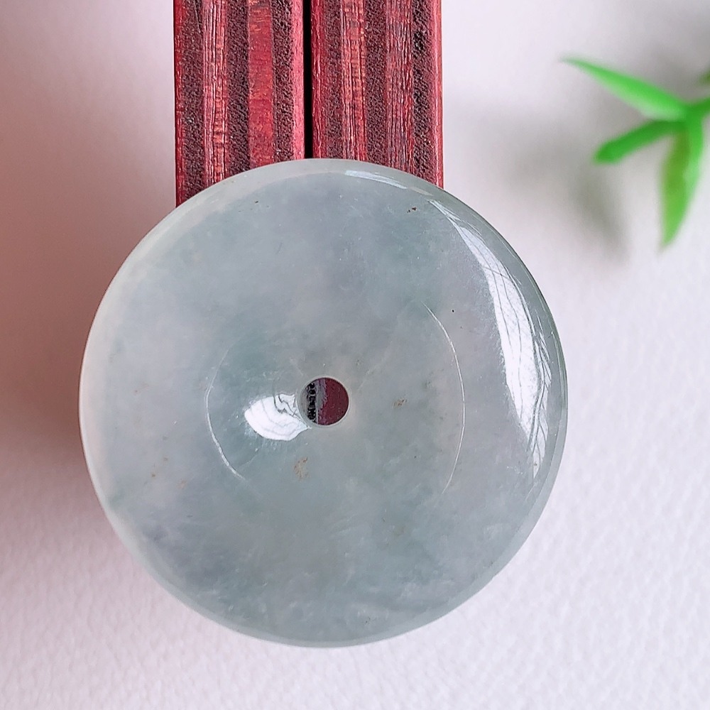 冰润平安扣吊坠，厚装饱满，冰润剔透，细腻水足，种质润泽，飘花灵动，佩戴优雅大气，W141.7   尺