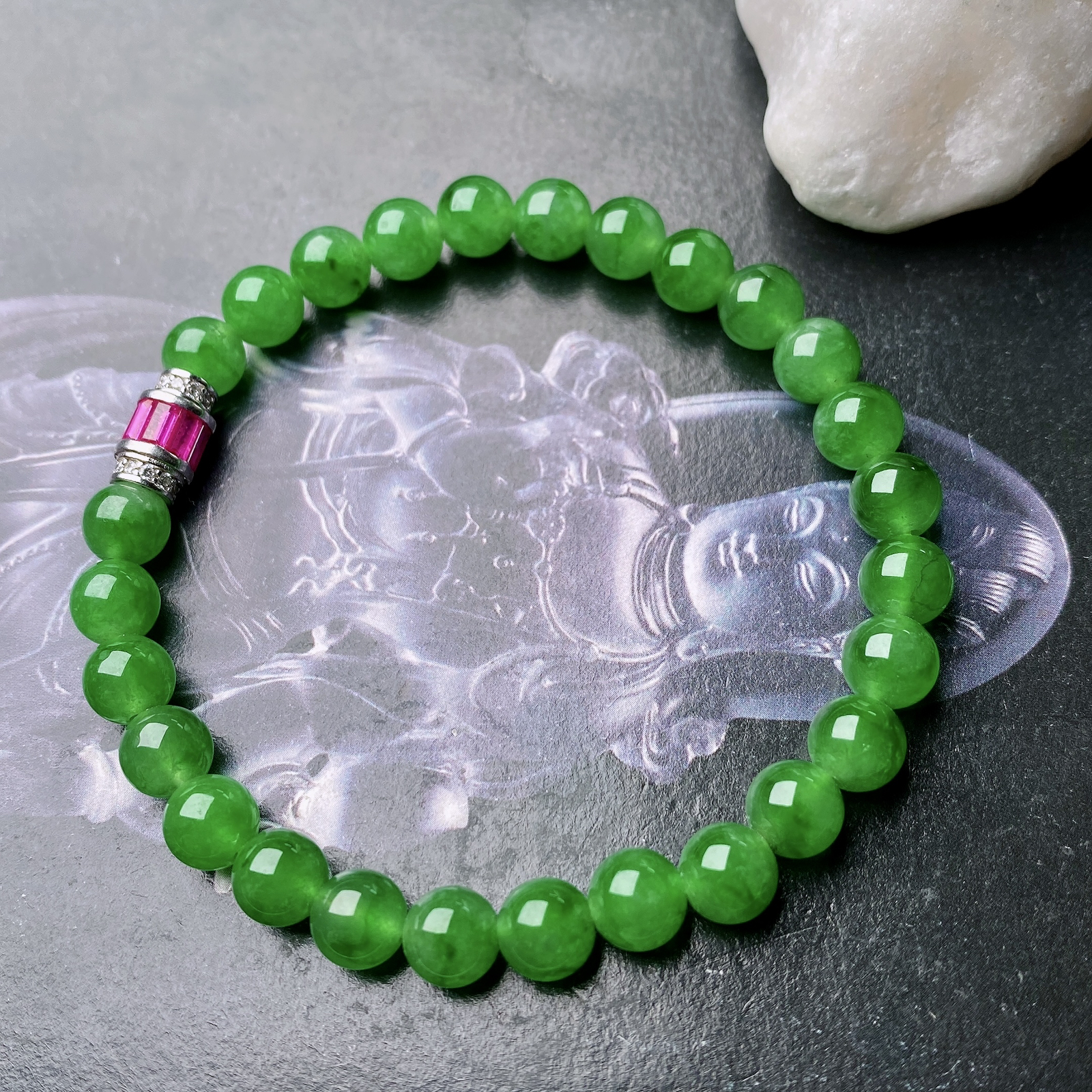 【冰种满绿圆珠手串】冰感十足，通透闪亮，颜色很艳丽，收藏品质，推荐入手。直径6.5之间