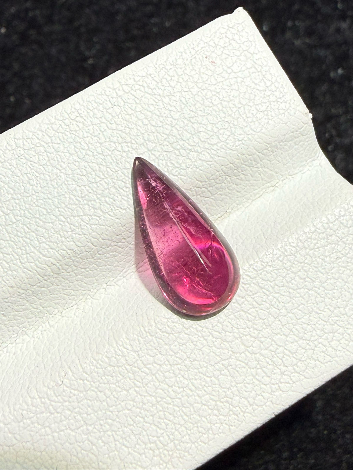 2.49ct天然卢比来碧玺裸石，尺寸13.7*6.6*4.5 毫米，晶体微棉，颜色美艳