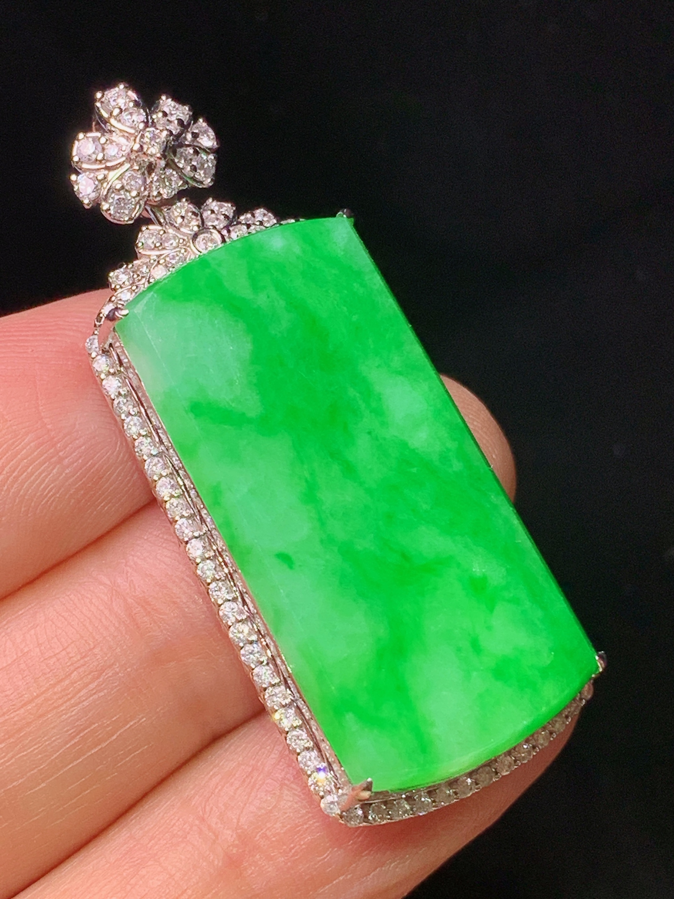 18k金钻镶嵌翠绿无事牌吊坠 玉质细腻 色泽艳丽清新 水润亮眼 整体尺寸42.8*16.8*9