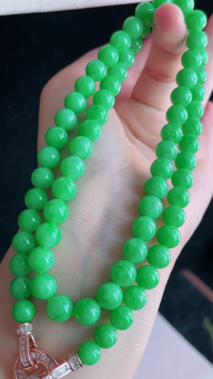 【翡翠名称】老坑种冰阳绿圆珠翡翠项链
【翡翠尺寸】珠子平均直径7.6mm共72颗
【翡翠描述】宝贝种老水足，玉质细腻，色泽靓丽，性价比高，佩戴效果好！
【其它赠送】权威证书/精美挂绳盒子/支持全国复检