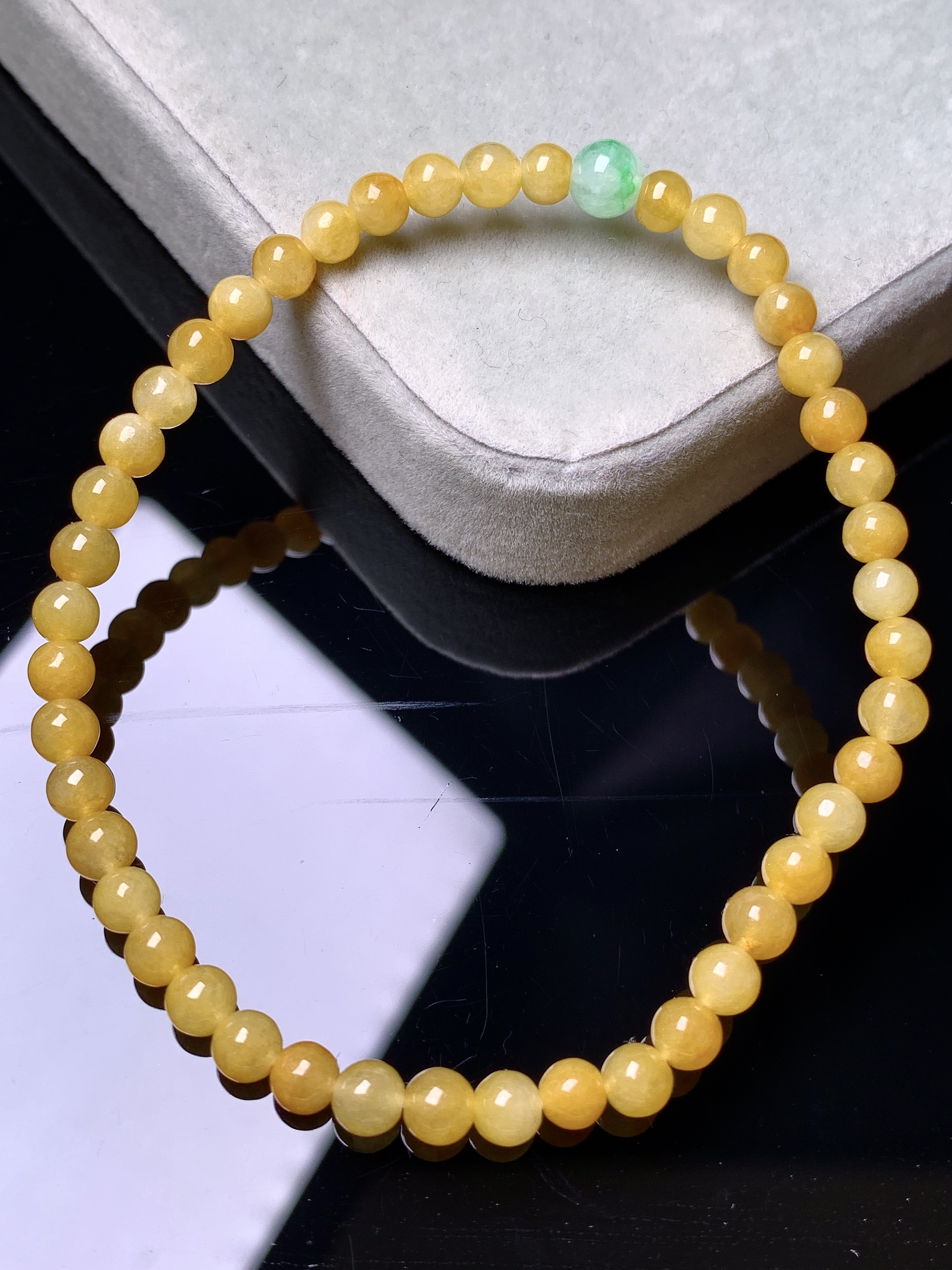 黄翡圆珠手链 玉质细腻 色泽艳丽清新 水润亮眼 整体尺寸4.3