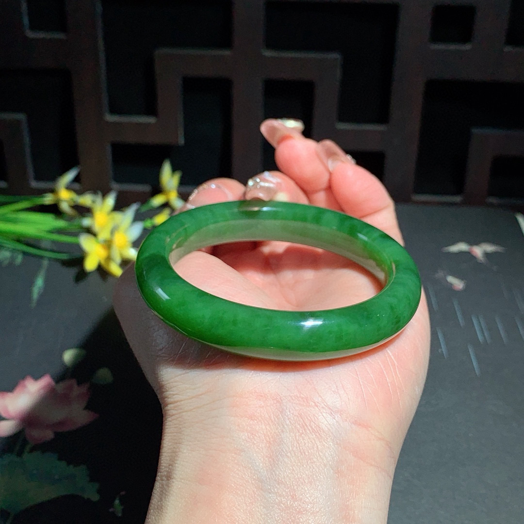 珍藏品，和田玉54圈口阳绿色猫眼碧玉手镯，玉质细腻油润 底色纯净 无裂无杂 脂粉好，品质高。