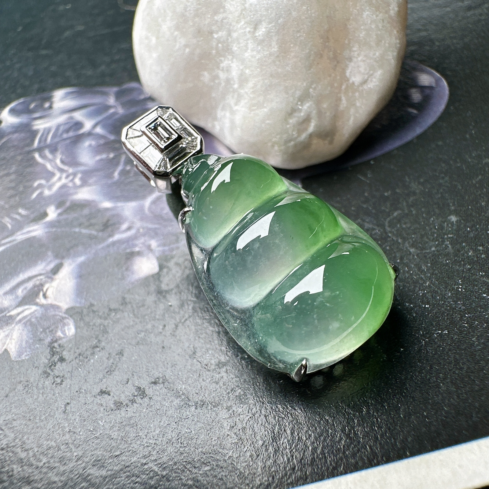 【冰种飘绿福豆吊坠】种地上乘，冰感十足，通透起光，饱满圆润，18k金钻镶嵌，裸石尺寸21.7*15.