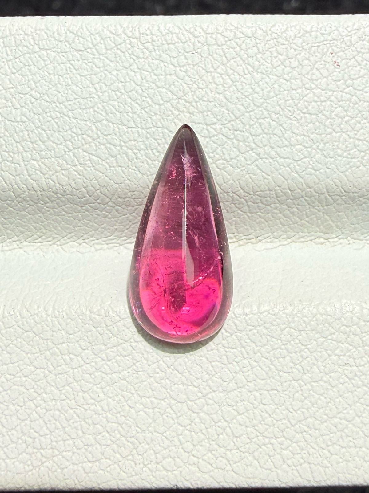 2.49ct天然卢比来碧玺裸石，尺寸13.7*6.6*4.5 毫米，晶体微棉，颜色美艳