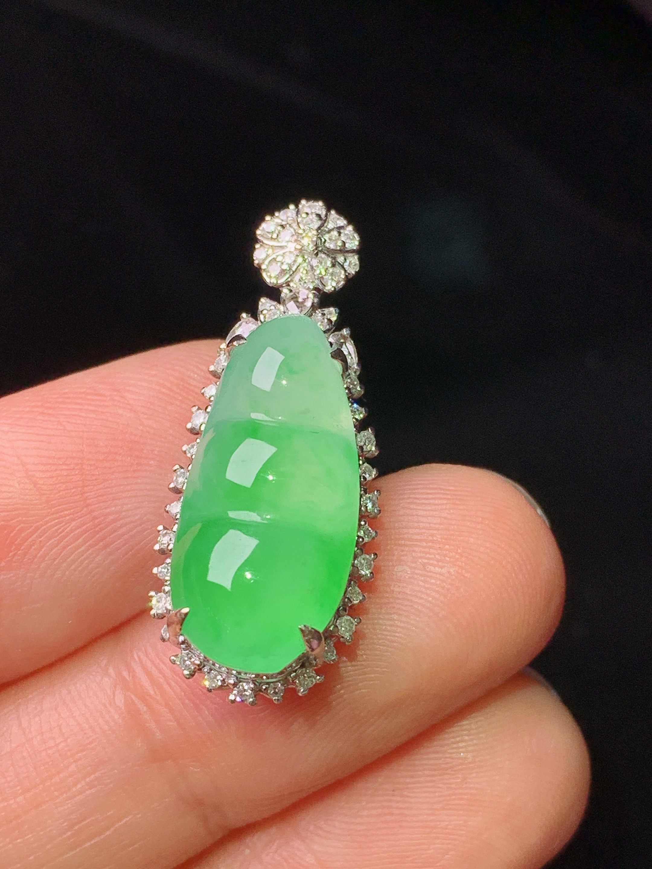 18k金钻镶嵌翠绿四季豆吊坠 玉质细腻 色泽艳丽清新 水润亮眼 整体尺寸28*11.5*9