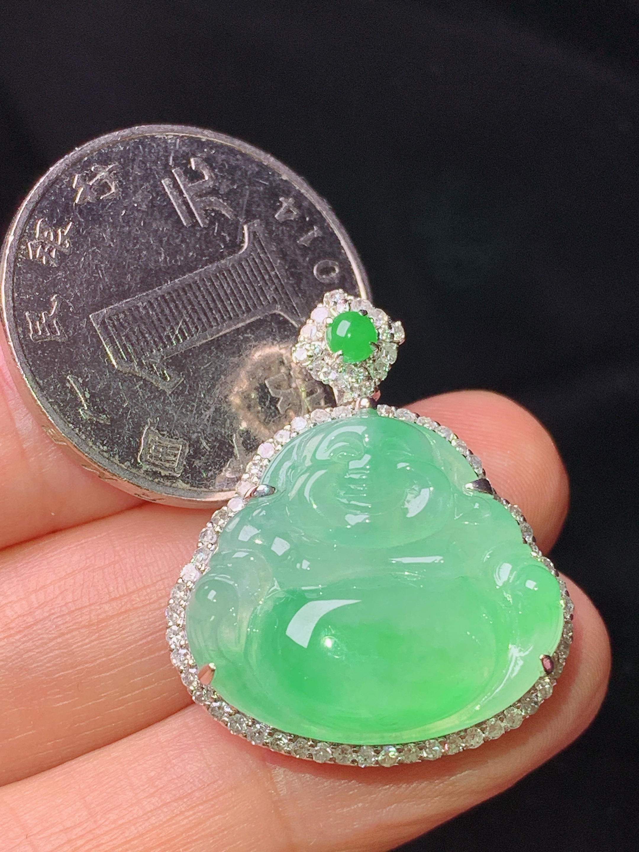 18k金钻镶嵌翠绿佛公吊坠 玉质细腻 色泽艳丽清新 水润亮眼 整体尺寸28.8*24*10.2