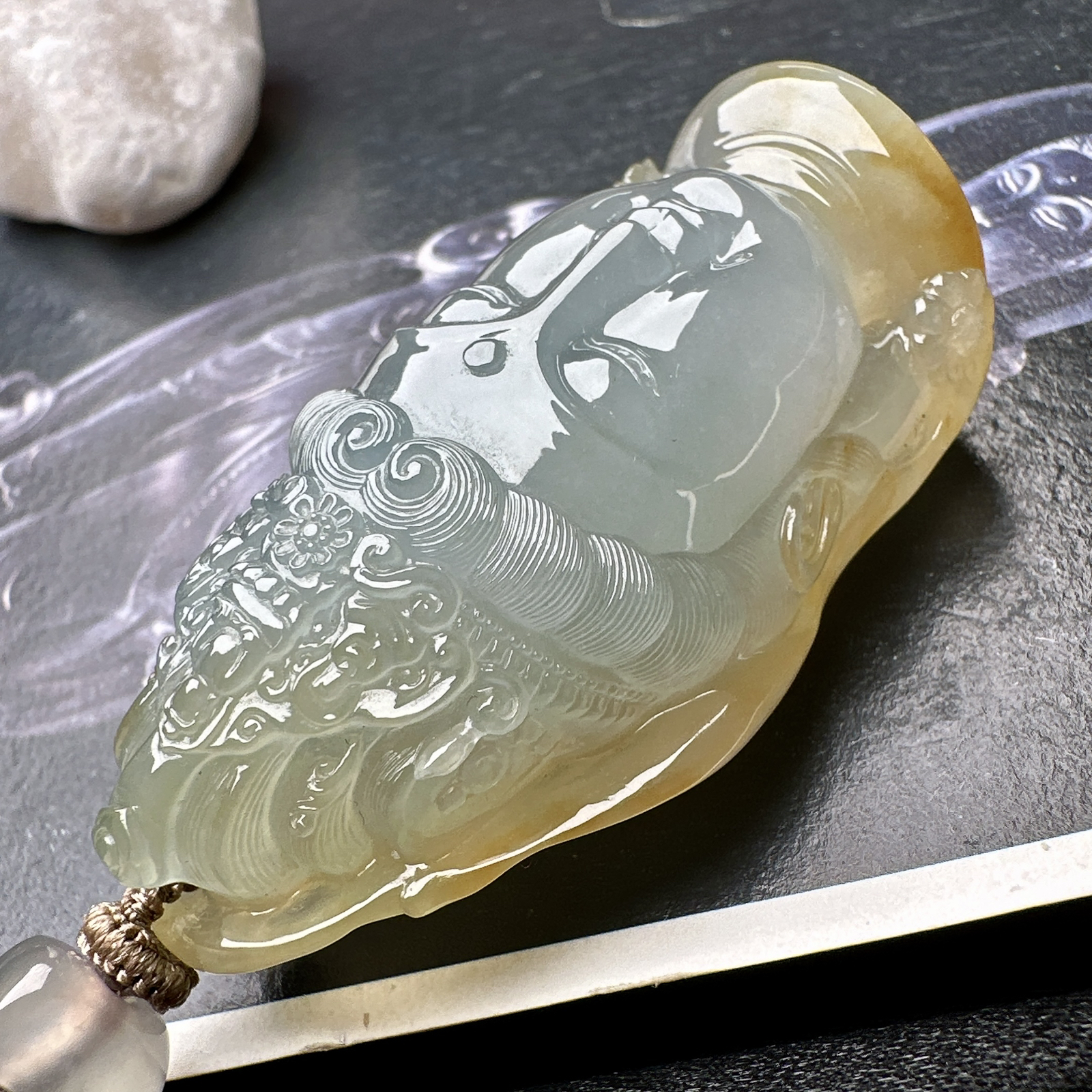 【冰黄立体观音佛头】种水很不错，冰感明显，俏色漂亮，面部纯净，大件厚装，可以收藏的品质。