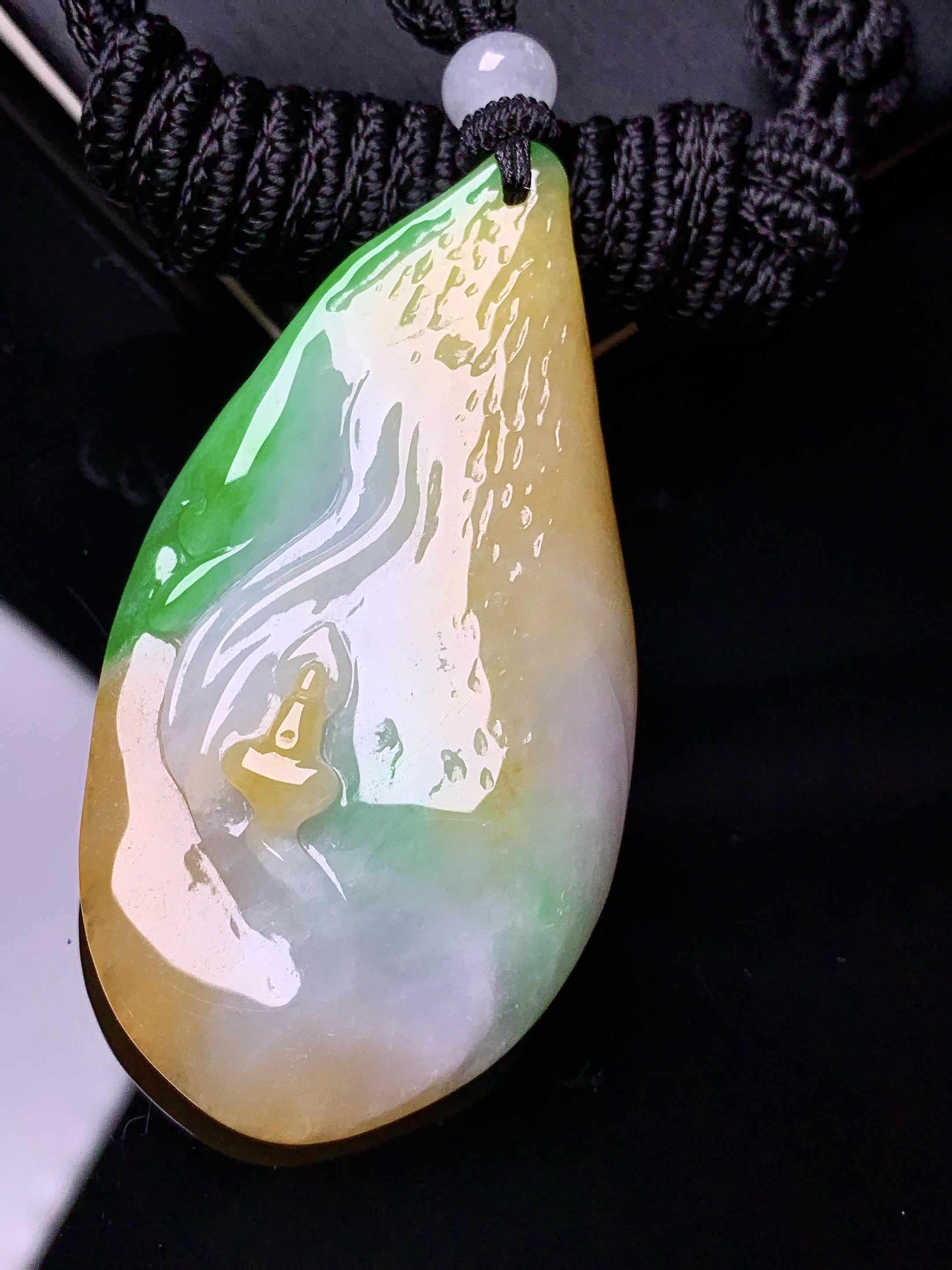 飘黄绿翡悟道吊坠 玉质细腻 色泽艳丽清新 水润亮眼 整体尺寸57.8*30.5*9.3