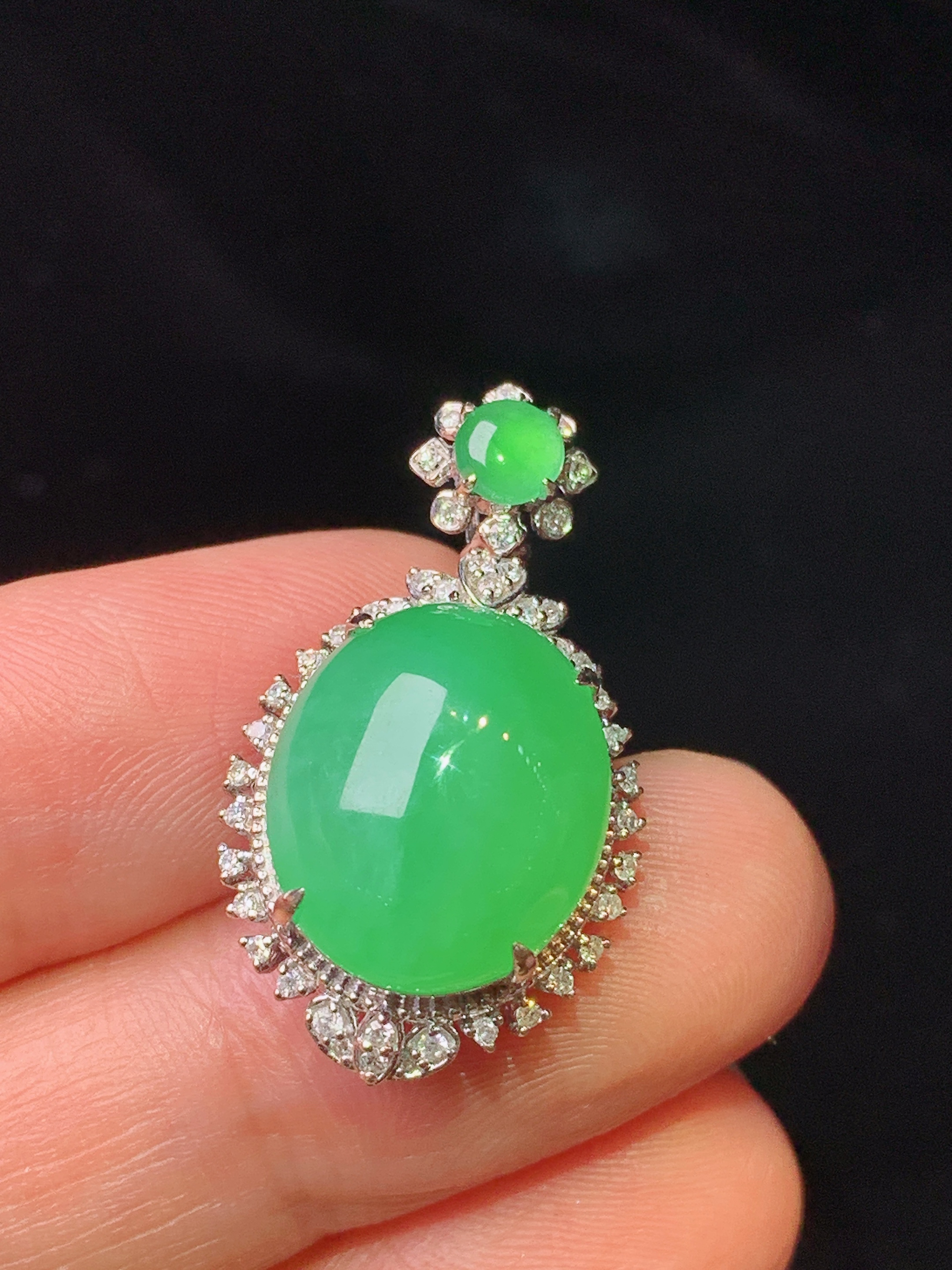 18k金钻镶嵌翠绿蛋面吊坠 玉质细腻 色泽艳丽清新 水润亮眼 整体尺寸28*15.8*11.3