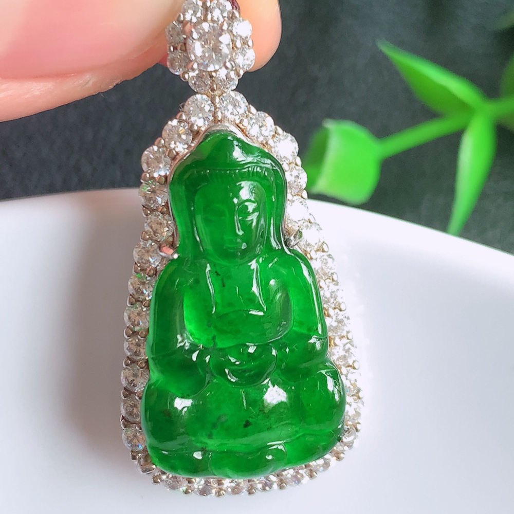 冰润精雕满绿观音吊坠，法相端庄大气，工艺精湛，种色浓郁，细腻饱满冰润，种老水足，收藏佳品，佩戴大气 