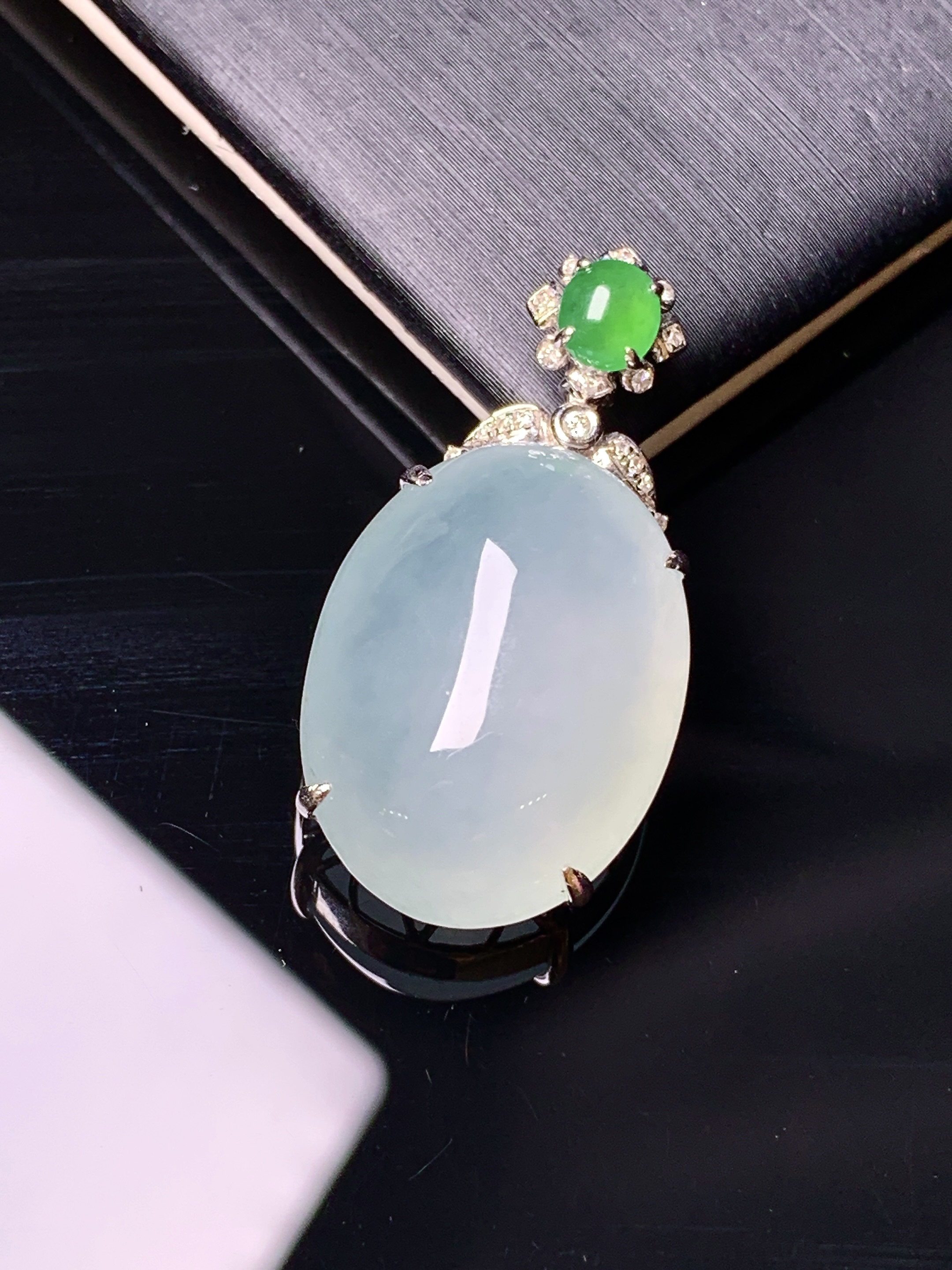 18k金钻镶嵌冰种蛋面吊坠 玉质细腻 色泽艳丽清新 水润亮眼 整体尺寸31*15.8*9.2