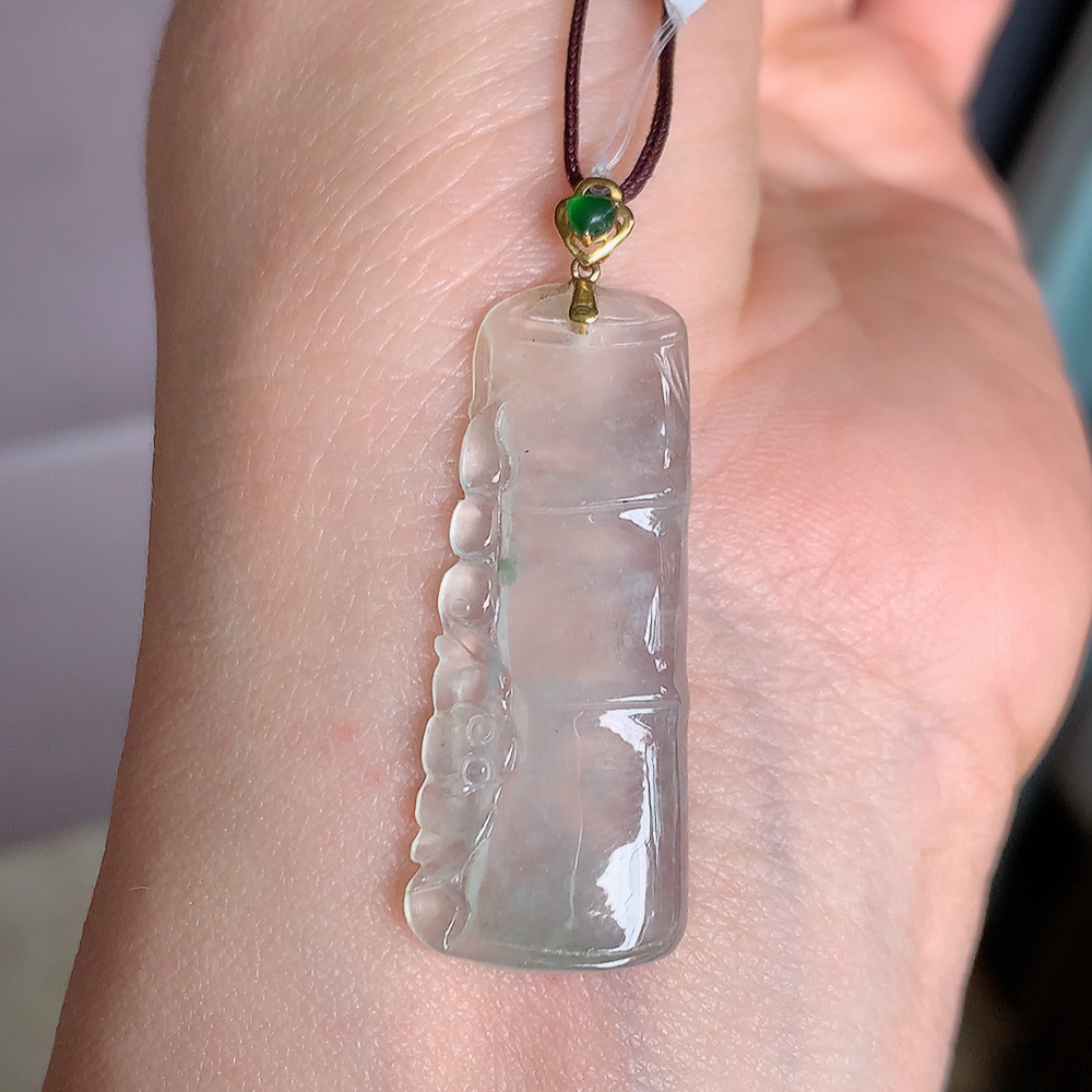 18k金扣高冰竹节翡翠吊坠，寓意“节节高升，官运亨通，前程似锦”竹节比喻美好品德，君子比德于玉，清秀