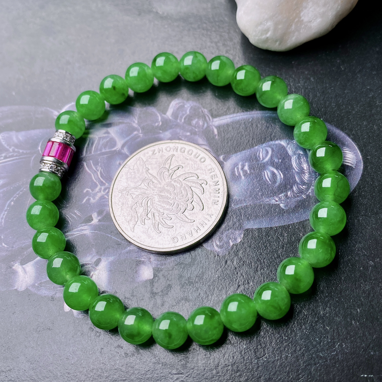【冰种满绿圆珠手串】冰感十足，通透闪亮，颜色很艳丽，收藏品质，推荐入手。直径6.5之间