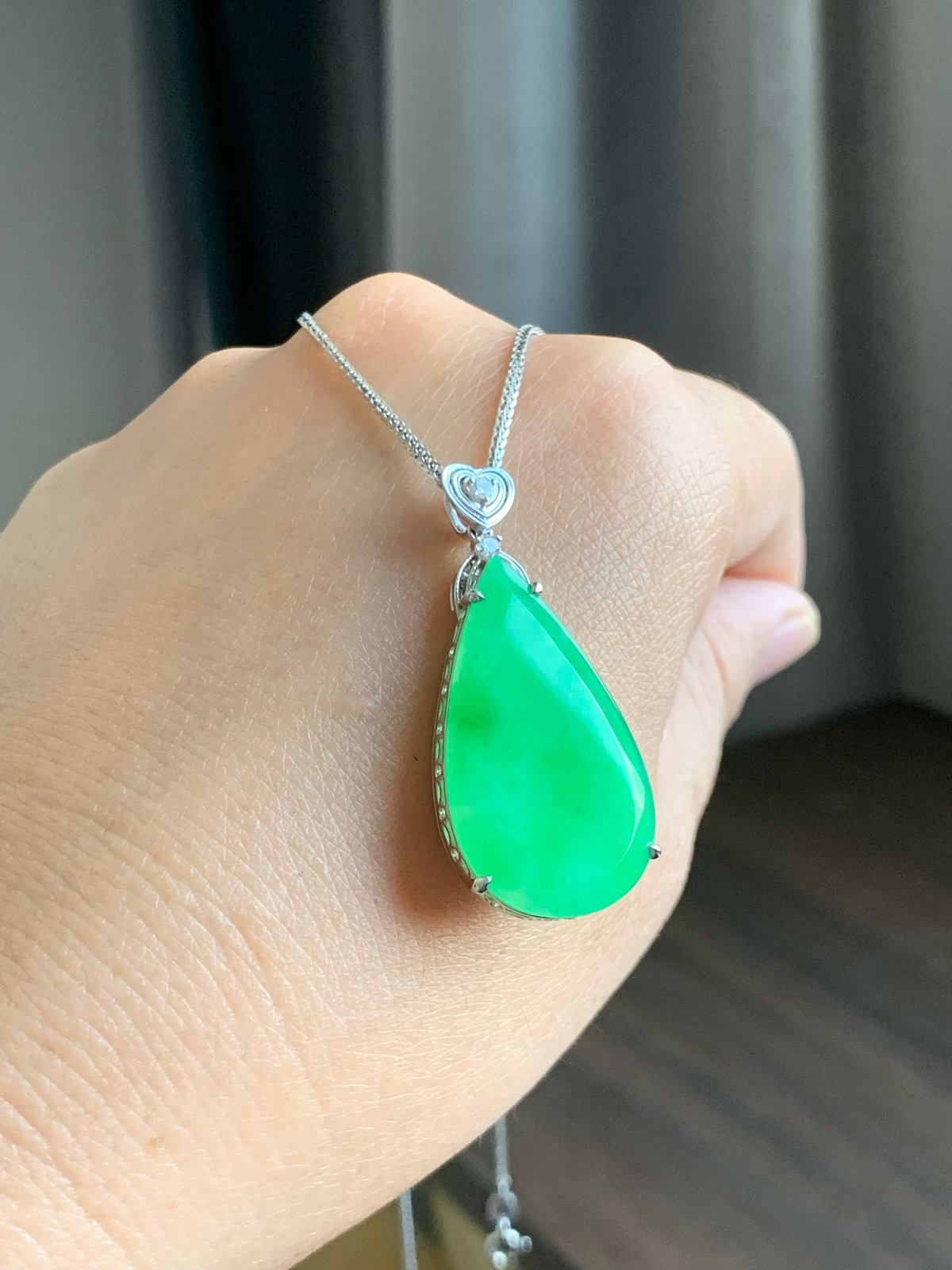 满绿水滴吊坠
裸石30.2*18.5*2.5 整体39.2*18.5*6.2
18k金钻石镶嵌