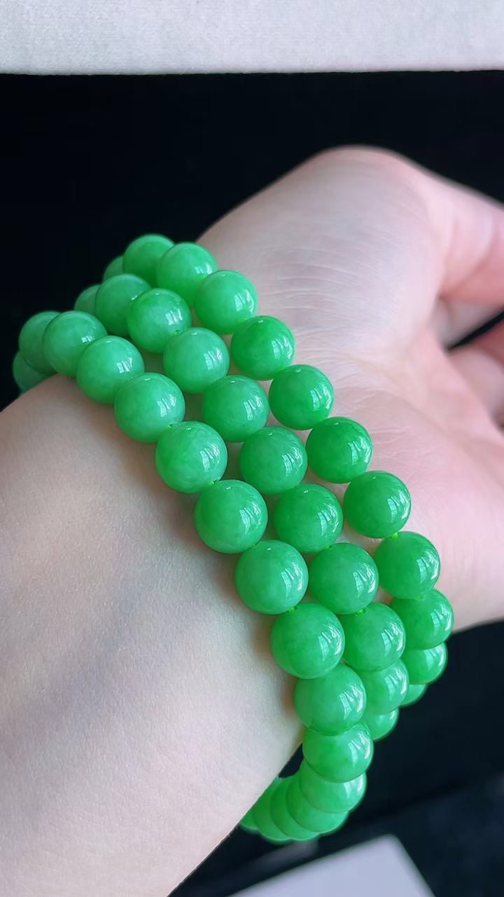 【翡翠名称】老坑种冰阳绿圆珠翡翠项链
【翡翠尺寸】珠子平均直径7.6mm共72颗
【翡翠描述】宝贝种老水足，玉质细腻，色泽靓丽，性价比高，佩戴效果好！
【其它赠送】权威证书/精美挂绳盒子/支持全国复检