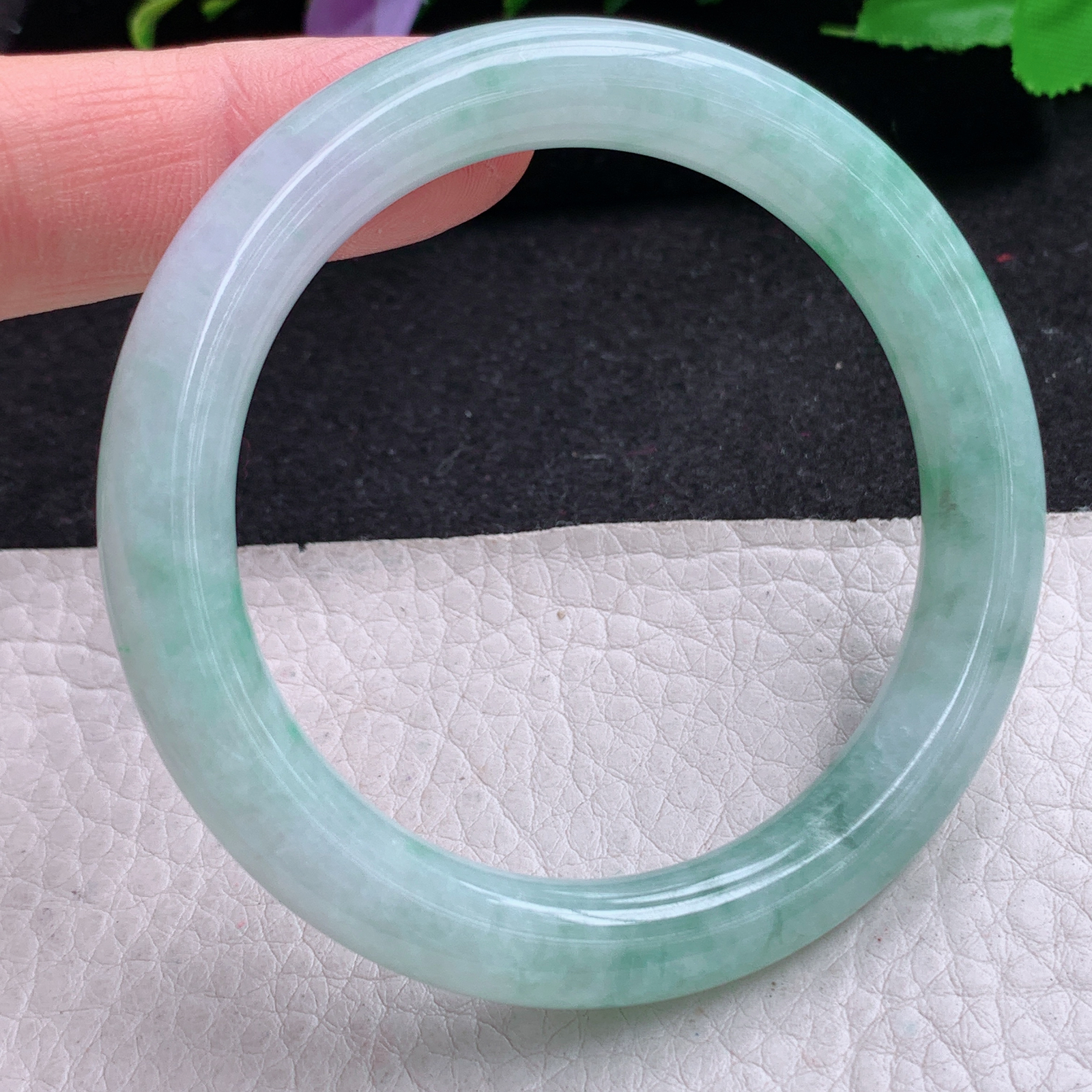 n小圈口52*8.8美人镯 天然缅甸翡翠A货胶感飘花秀气清新圆条玉手环